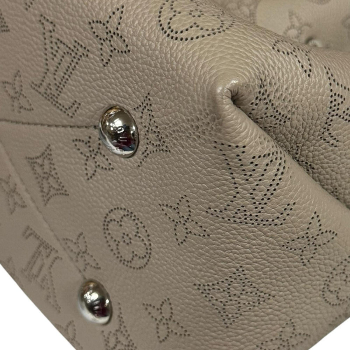 Louis Vuitton Beige Mahina Leather Handbag Shoulder Bag (Pre-Owned)