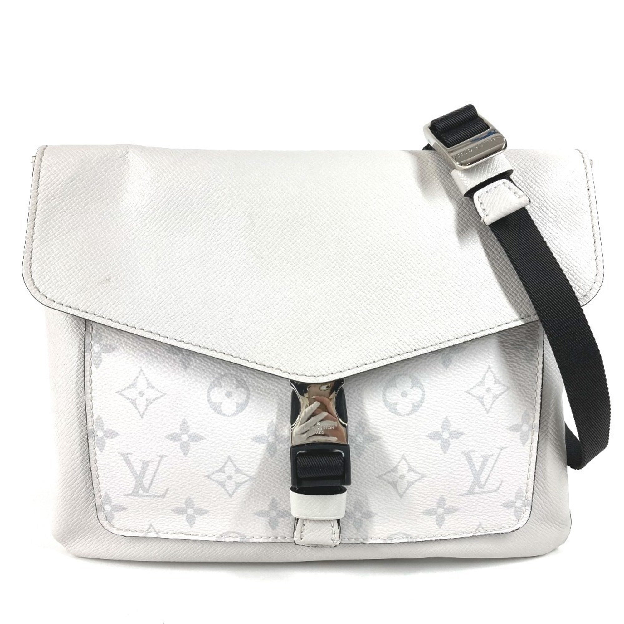 Louis Vuitton White Taigarama Shoulder Bag (Pre-Owned)