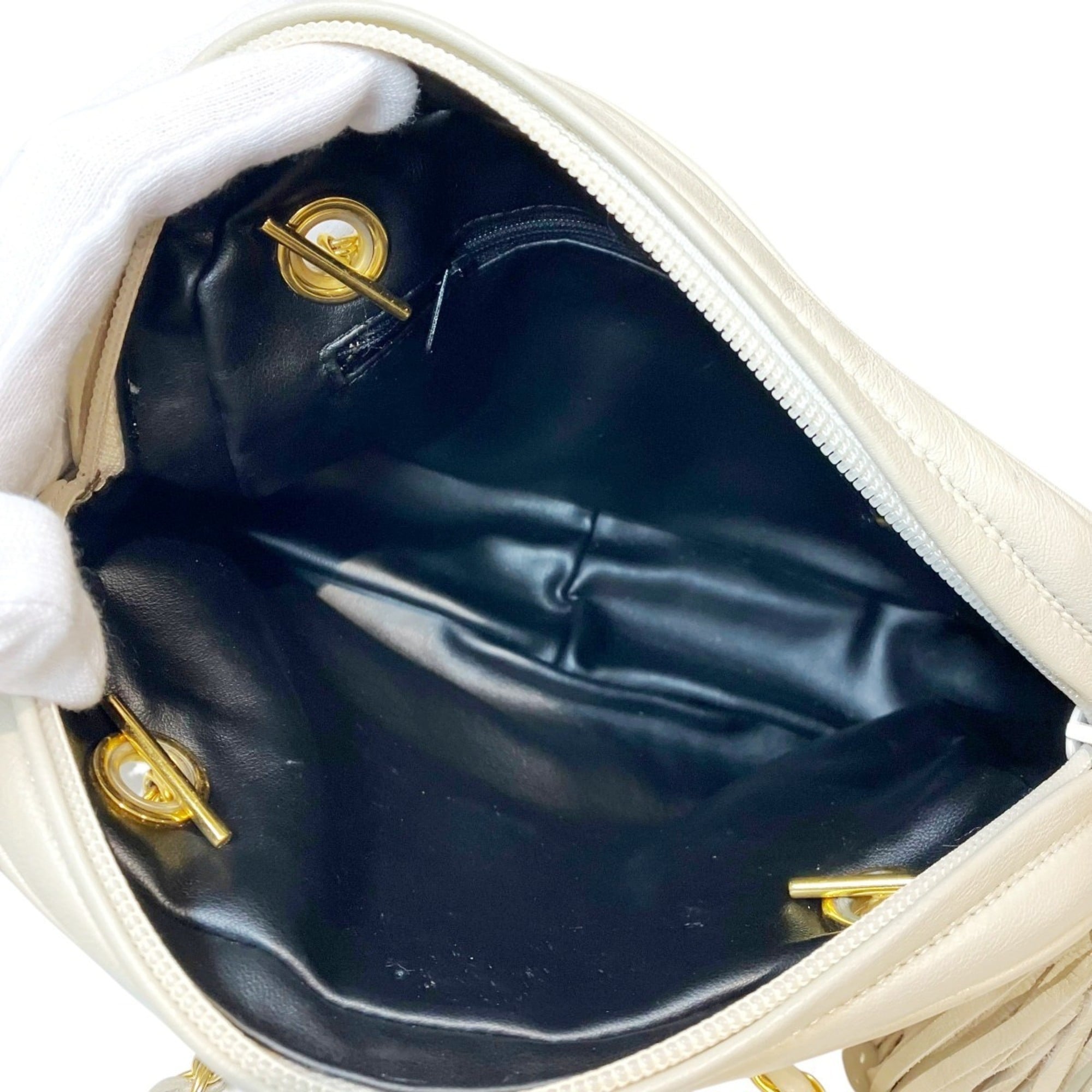 Bally White Leather Shoulder Bag (Pre-Owned)