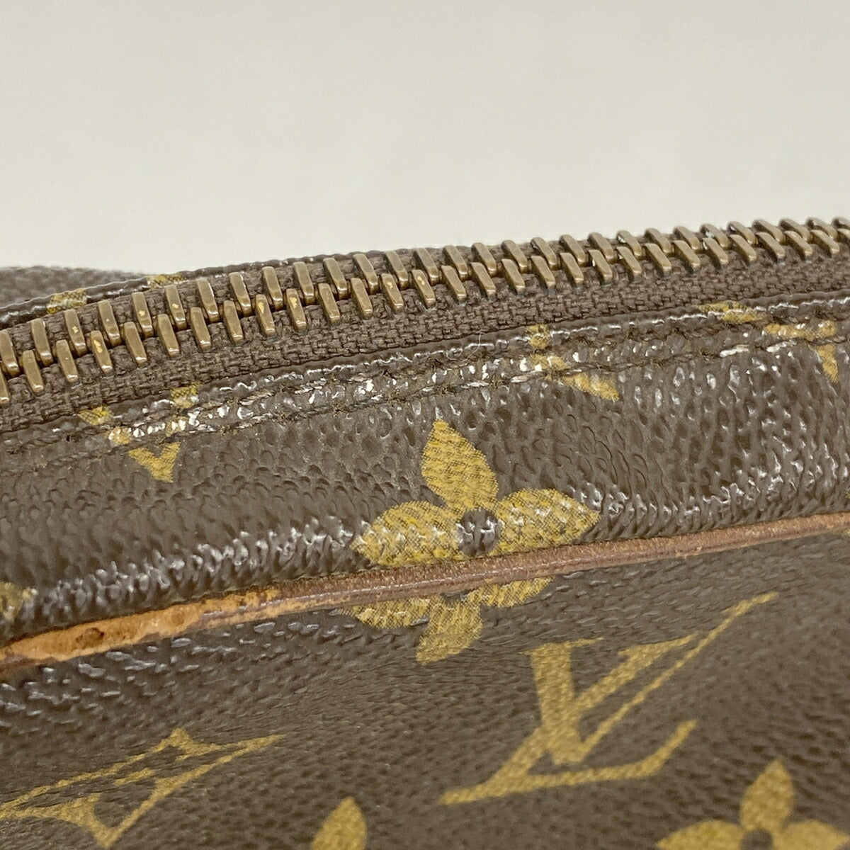 Louis Vuitton Brown Clutch Bag (Pre-Owned)