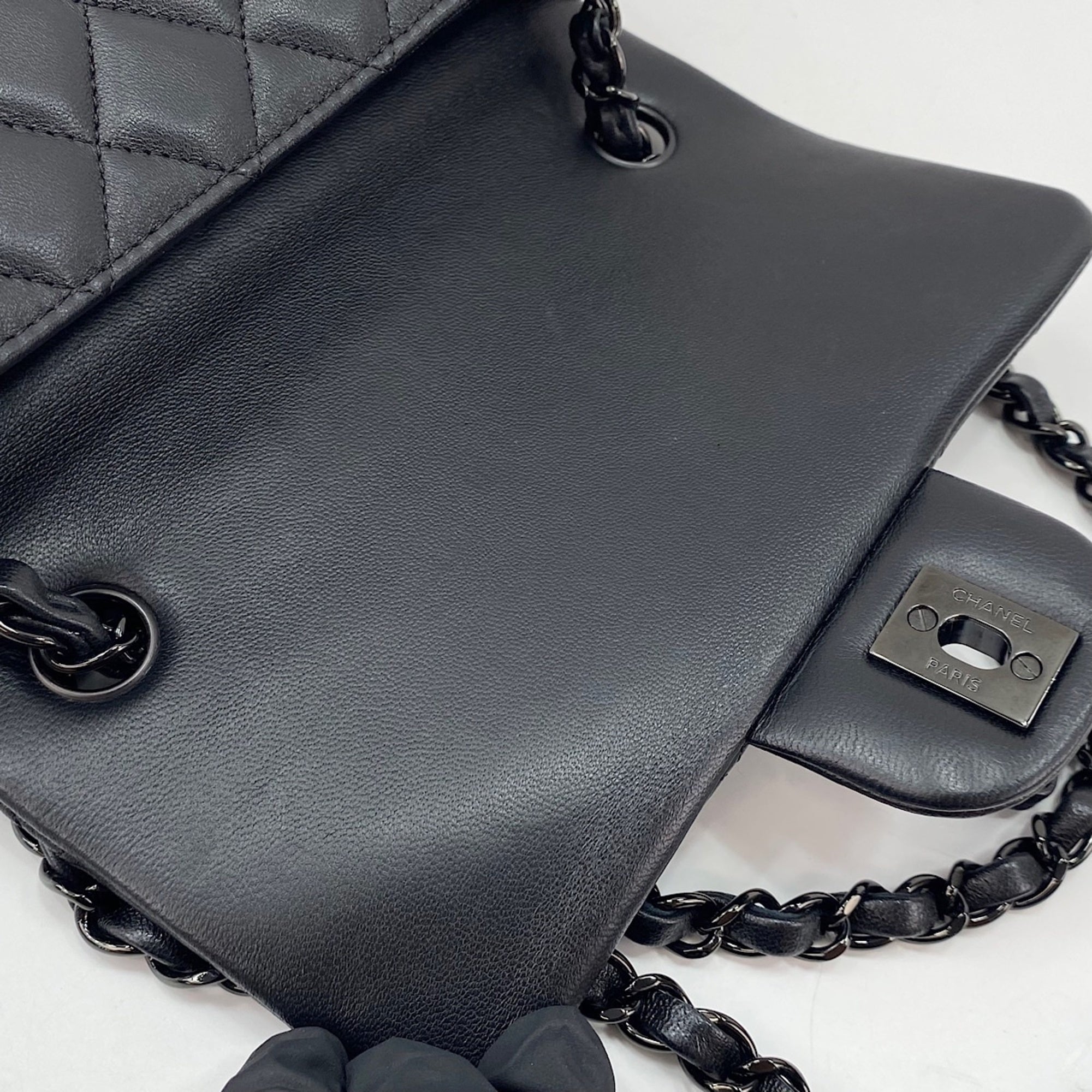 Chanel Black Shoulder Bag (Pre-Owned)