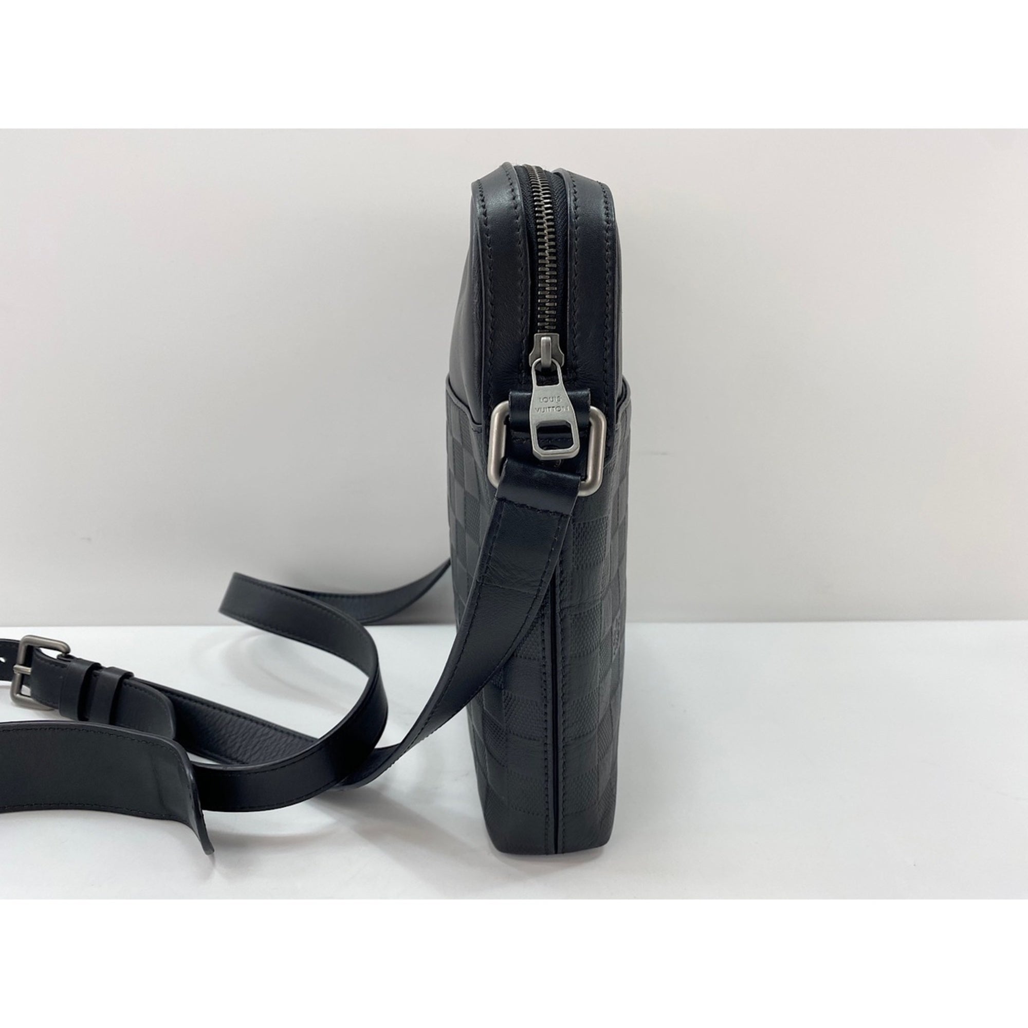 Louis Vuitton Black Pochette Shoulder Bag (Pre-Owned)