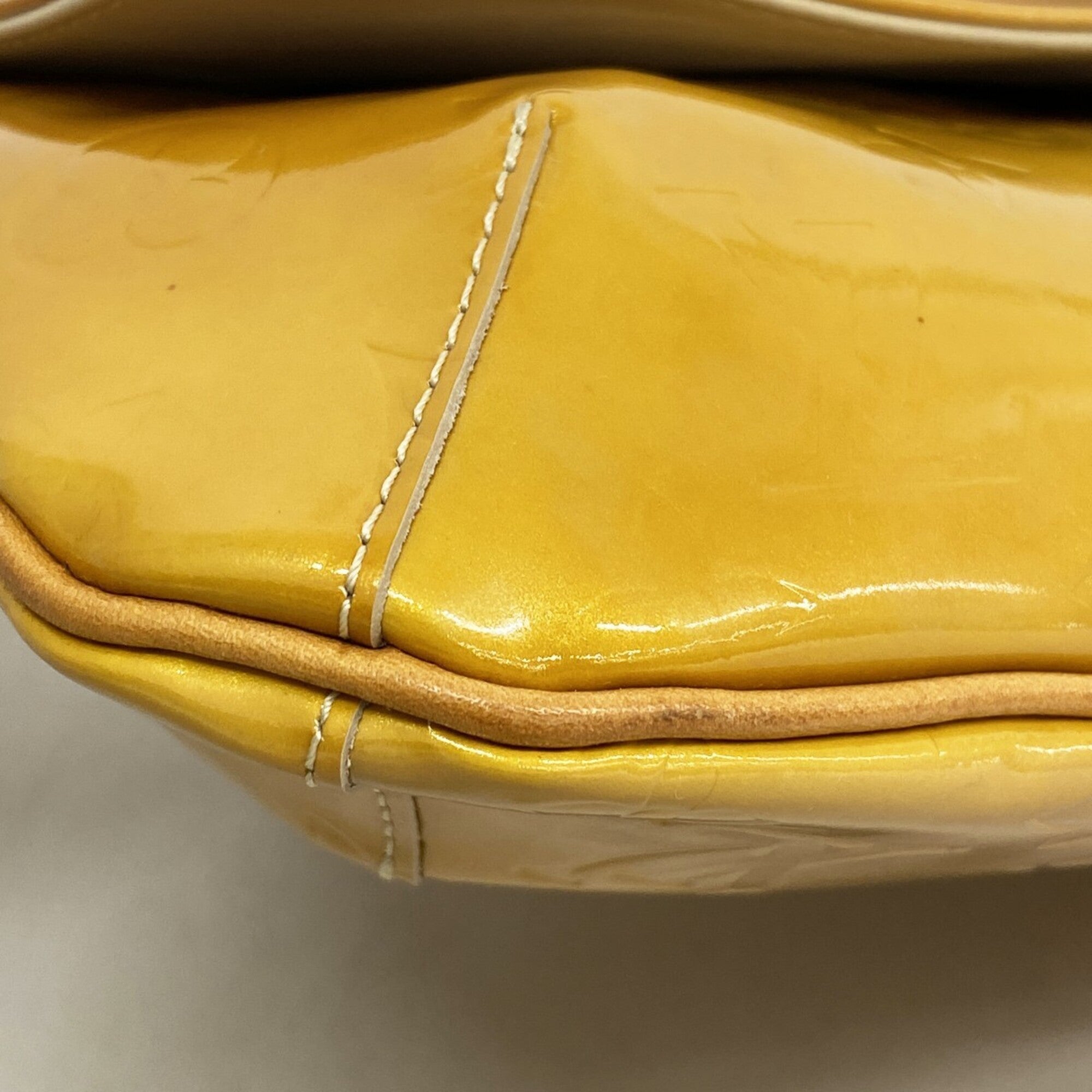 Louis Vuitton Beige Shoulder Bag (Pre-Owned)