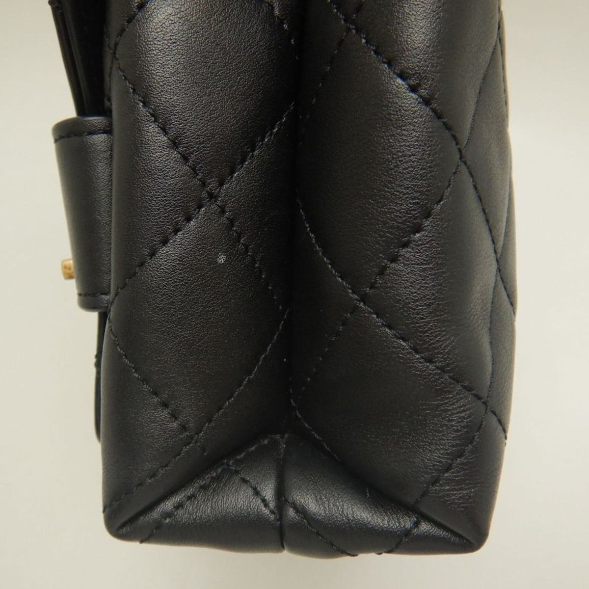 Chanel Black Leather Shoulder Bag (Pre-Owned)
