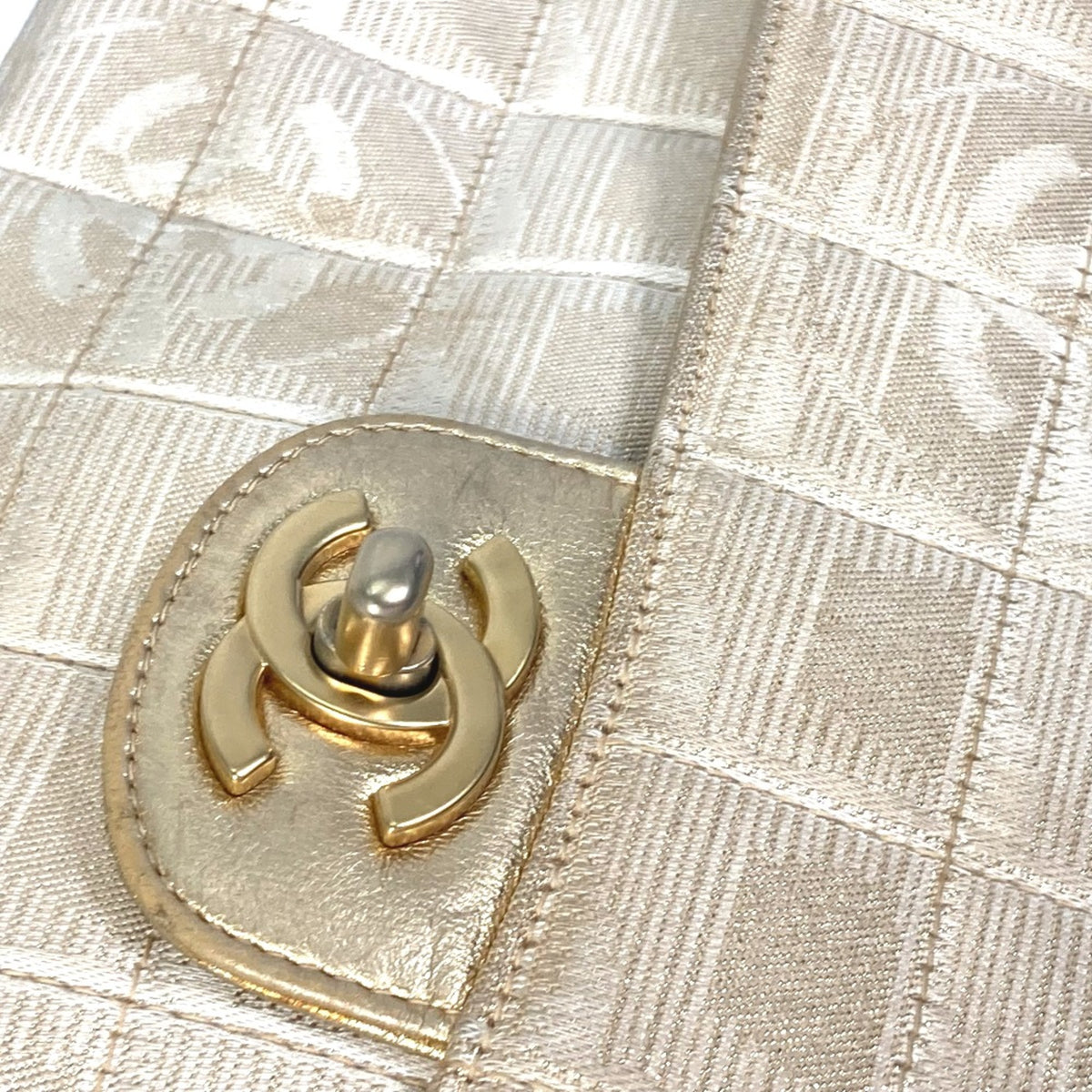 Chanel Beige Cloth Shoulder Bag (Pre-Owned)