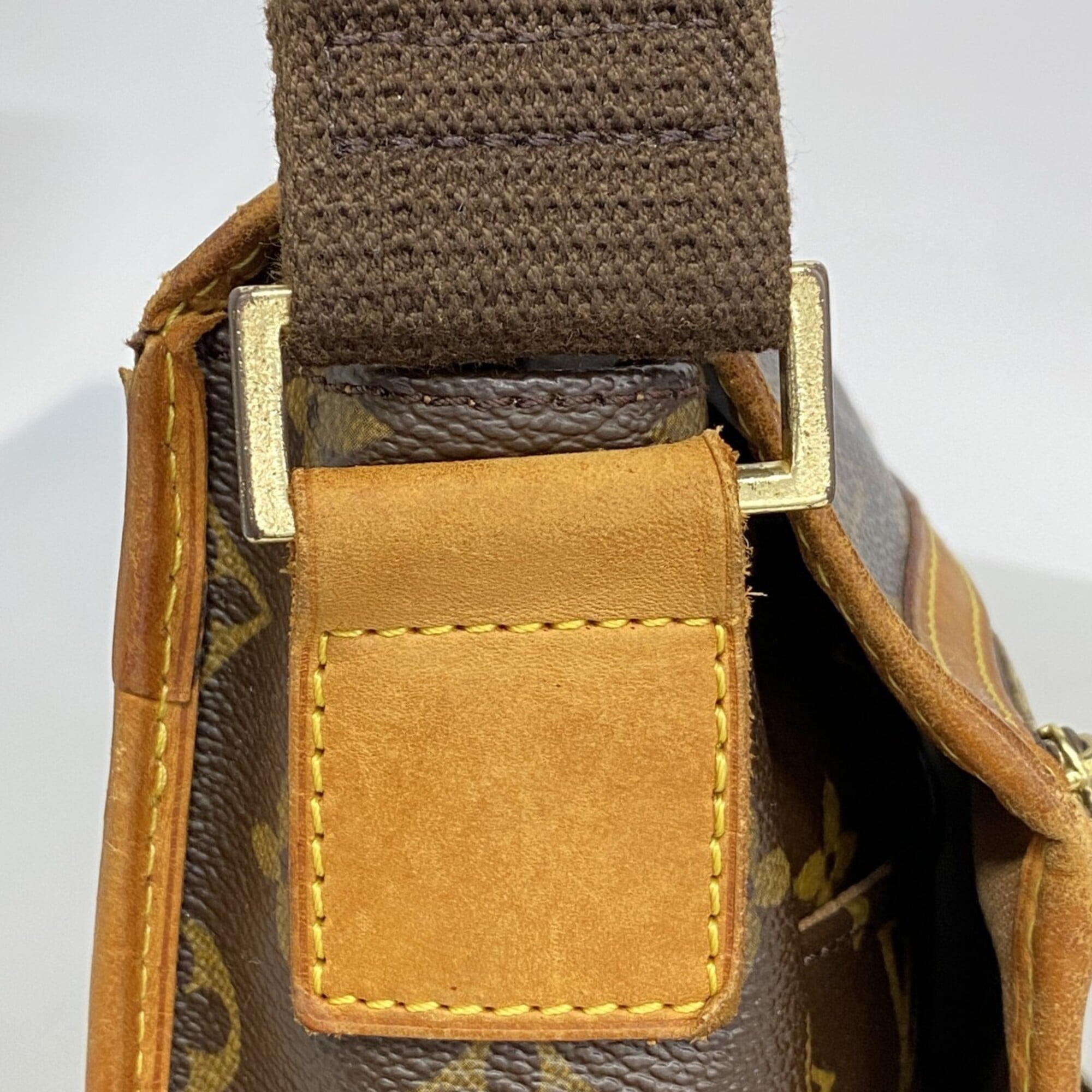 Louis Vuitton Brown Shoulder Bag (Pre-Owned)