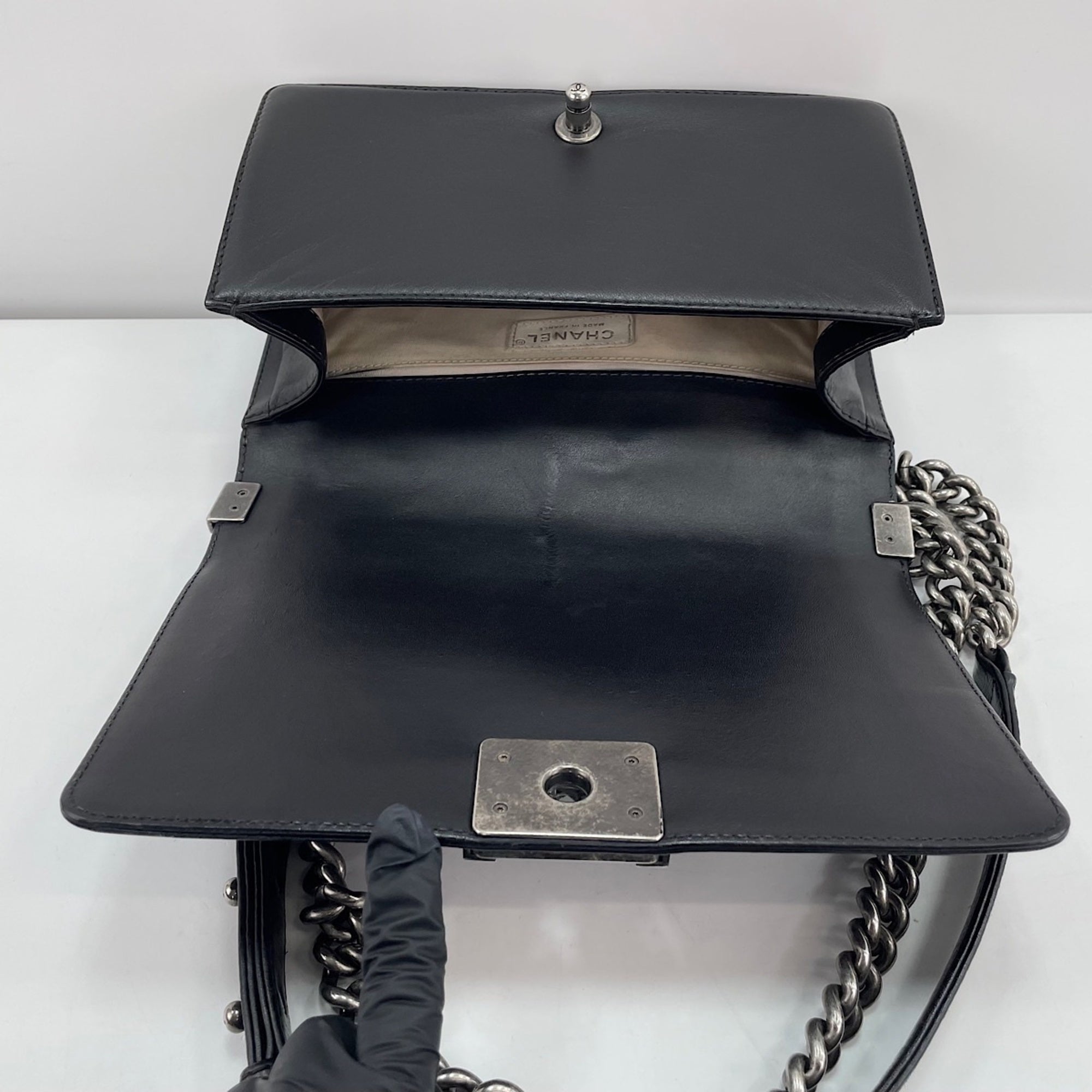 Chanel Boy Chanel Black Leather Shoulder Bag (Pre-Owned)