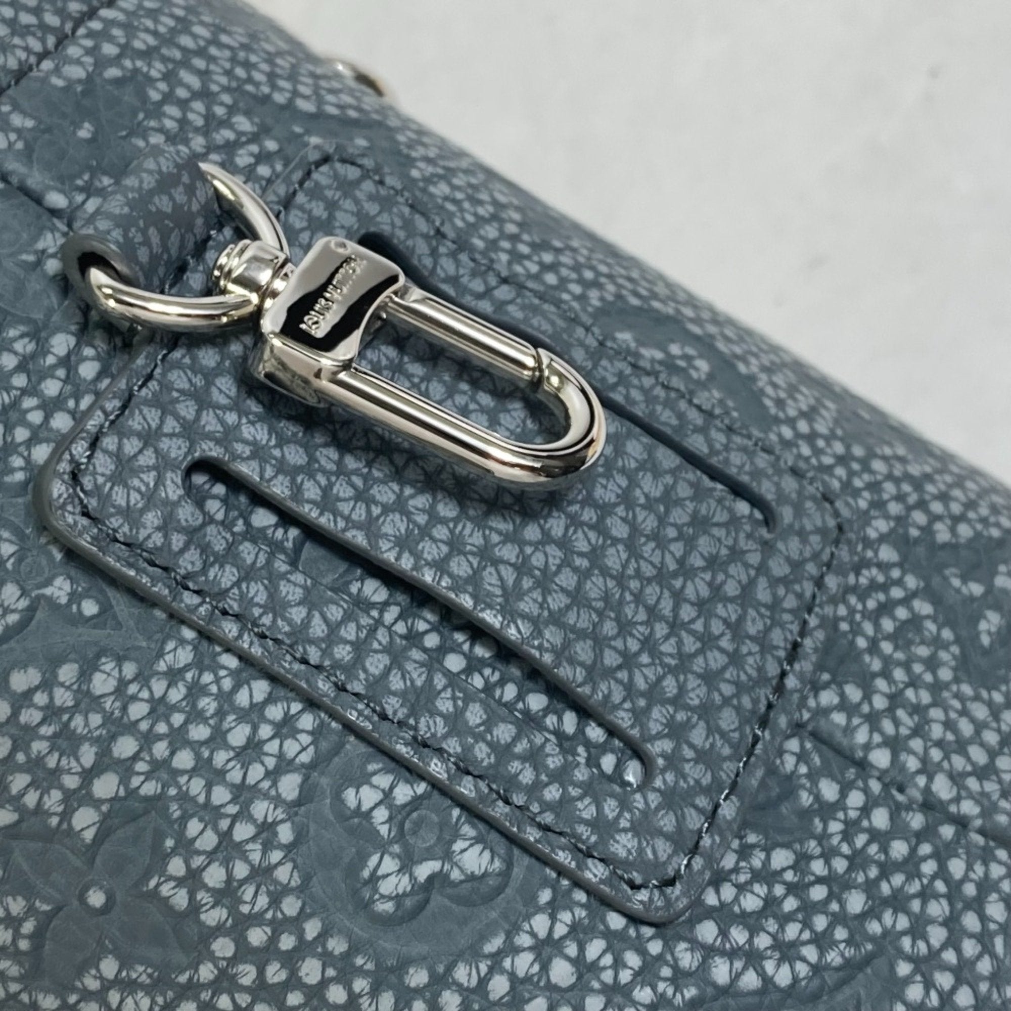 Louis Vuitton Gray Leather Shoulder Bag (Pre-Owned)