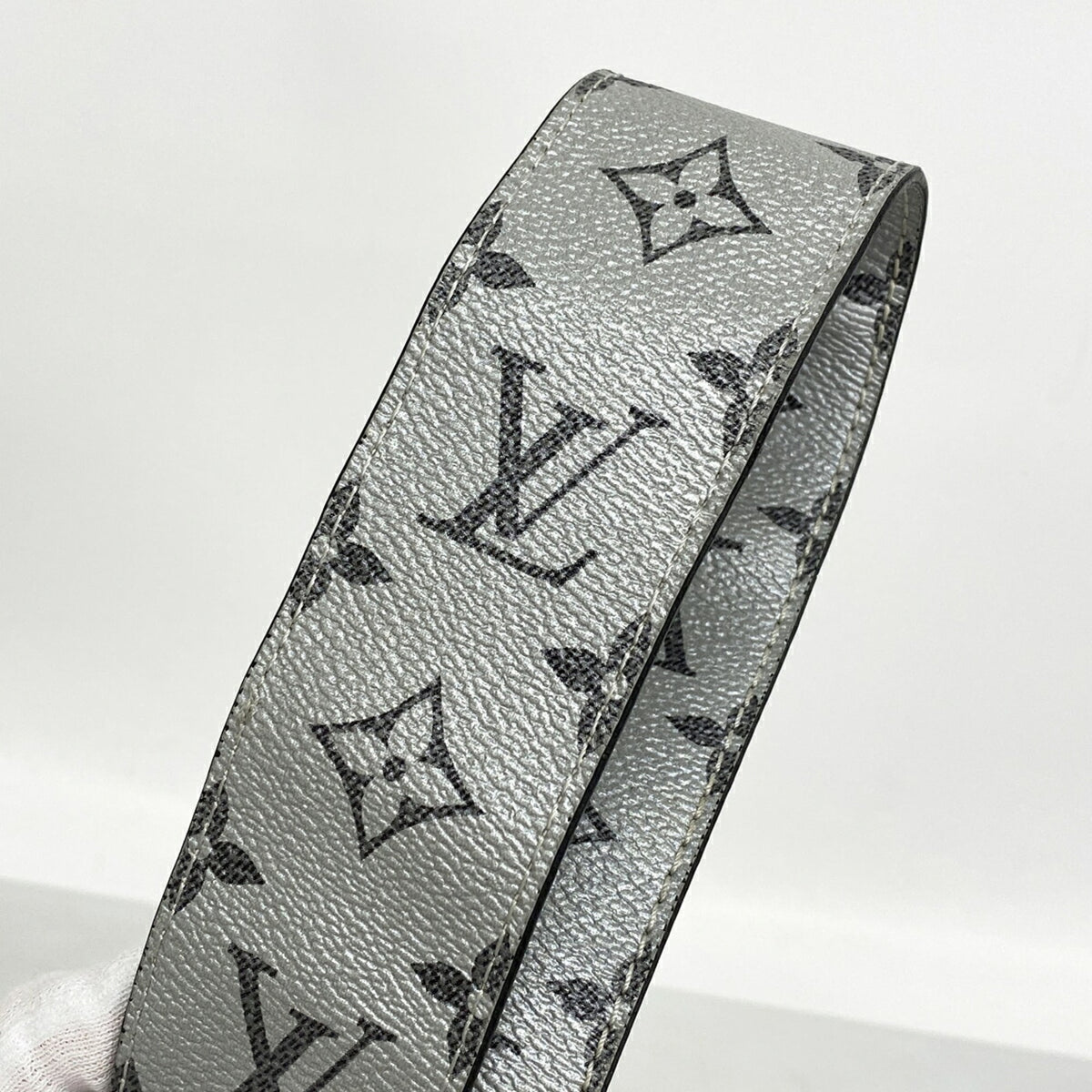 Louis Vuitton Silver Shoulder Bag (Pre-Owned)