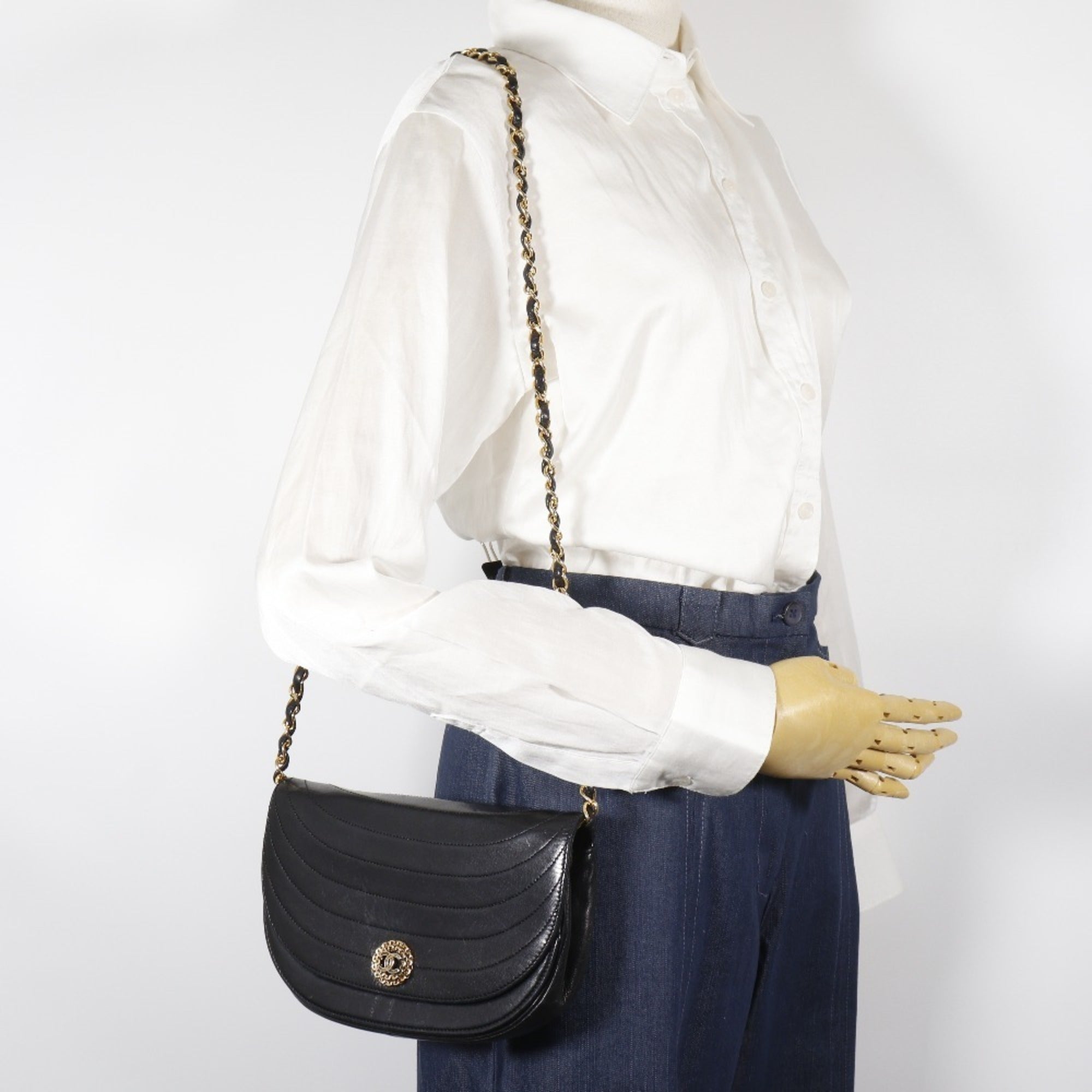 Chanel Black Leather Shoulder Bag (Pre-Owned)