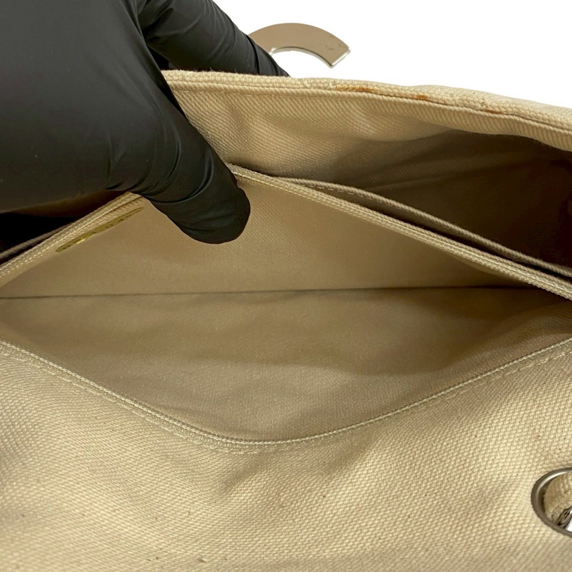 Chanel White Canvas Shoulder Bag (Pre-Owned)