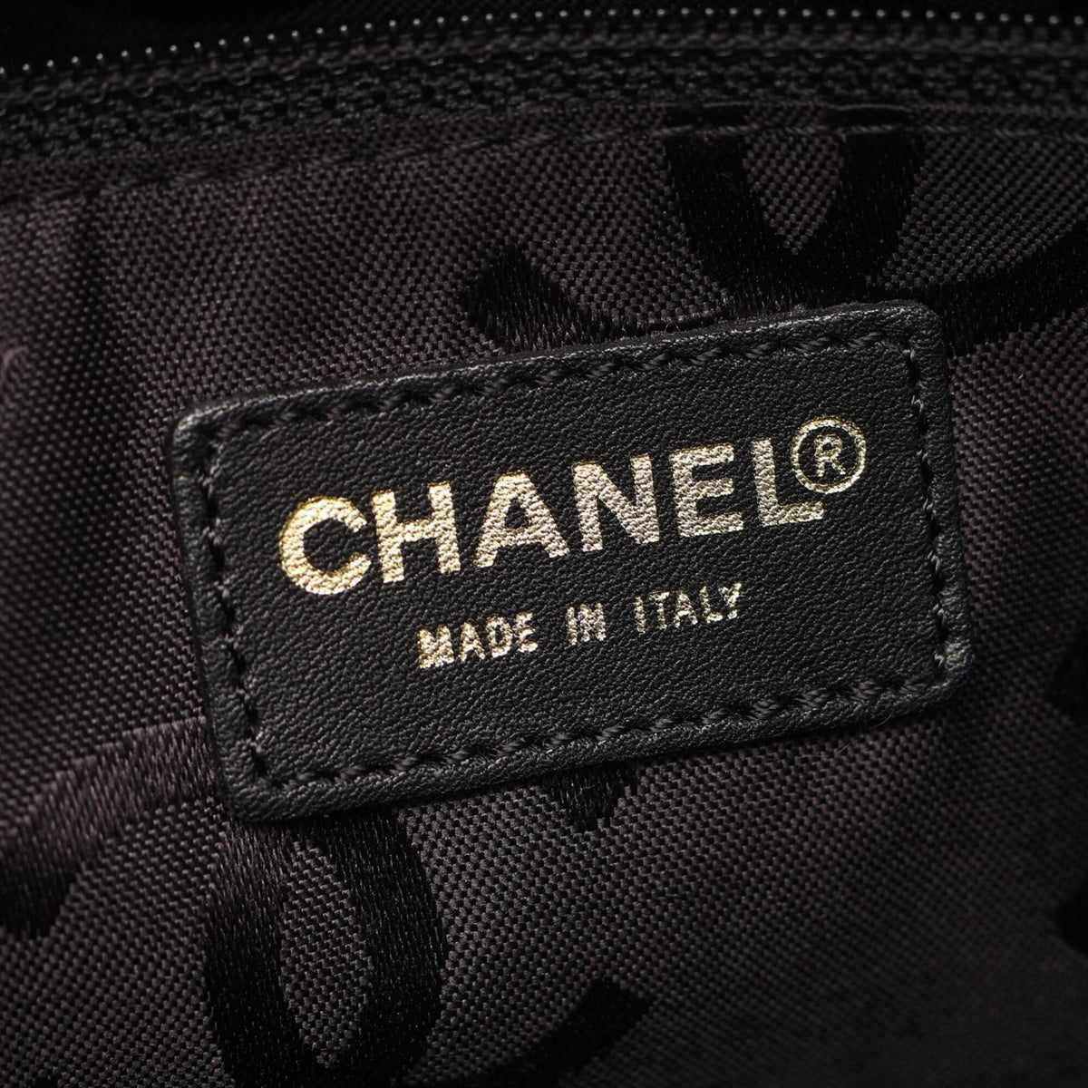 Chanel Black Leather Handbag (Pre-Owned)