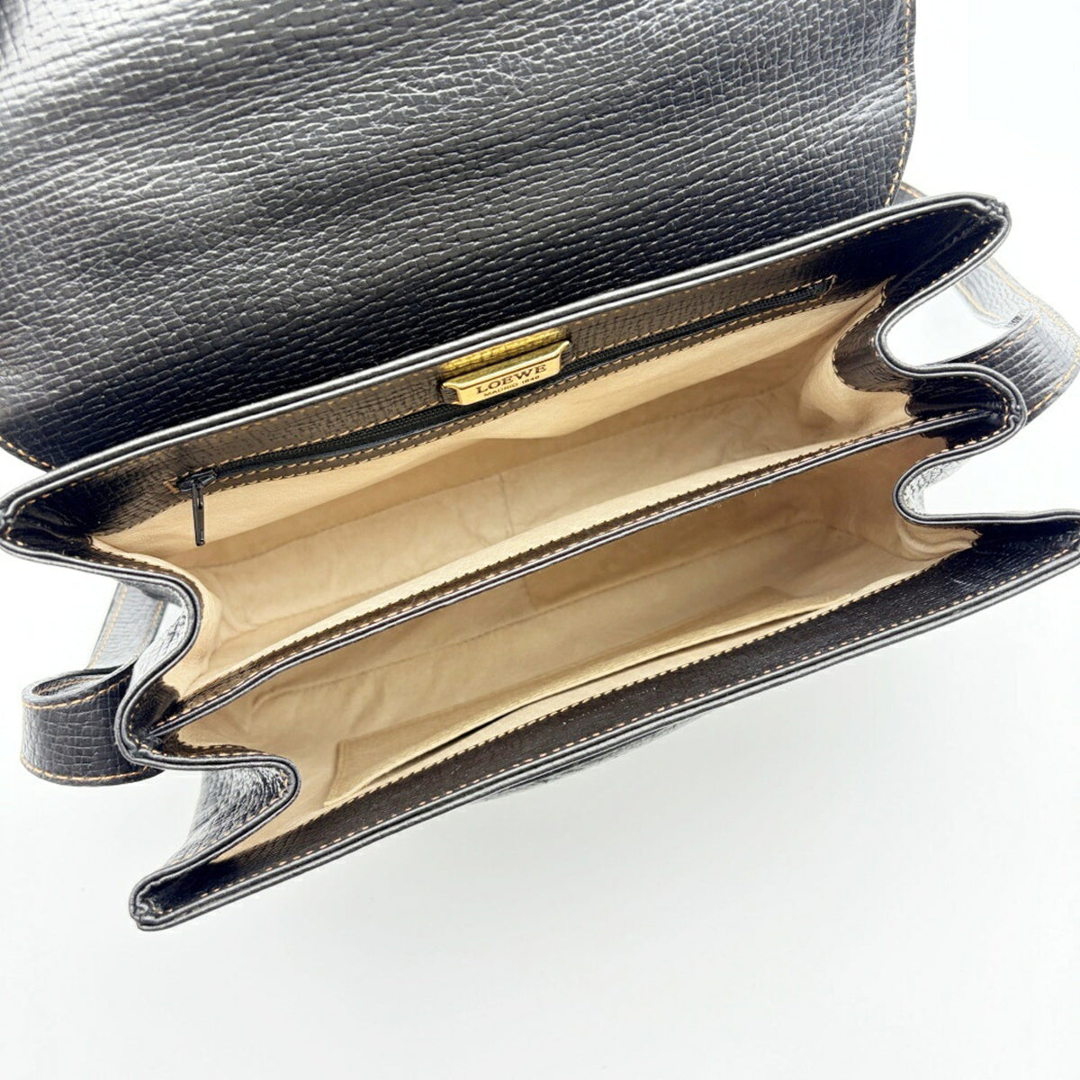 Loewe Black Leather Shoulder Bag (Pre-Owned)
