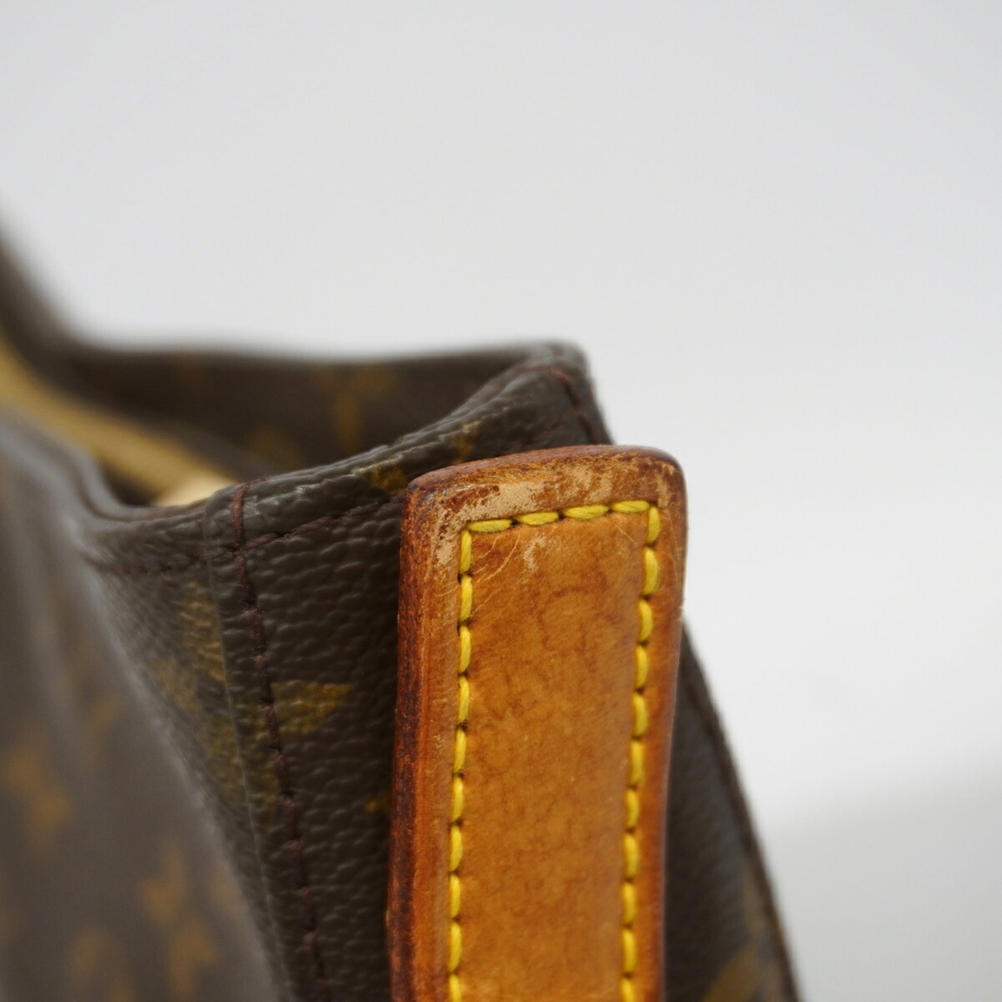 Louis Vuitton Brown Shoulder Bag (Pre-Owned)