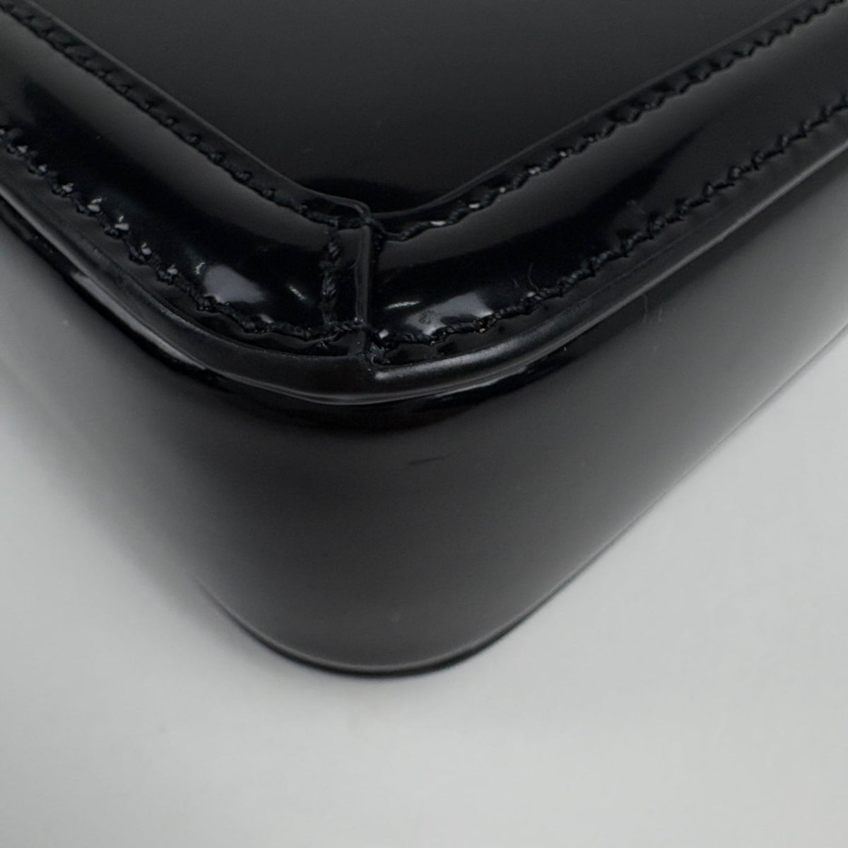 Saint Laurent Black Leather Shoulder Bag (Pre-Owned)
