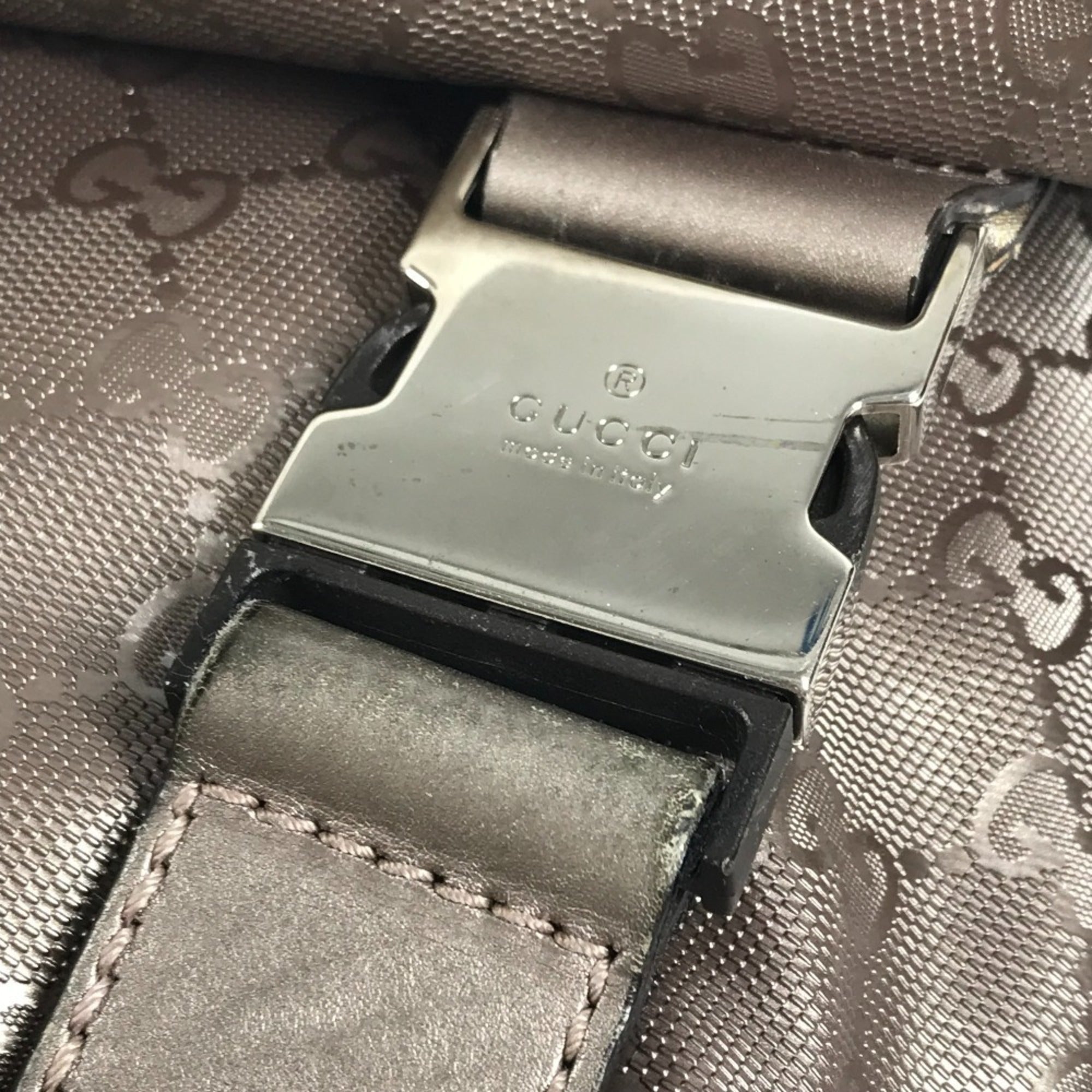 Gucci Metallic Gg Imprimé Leather Messenger Bag Shoulder Bag (Pre-Owned)