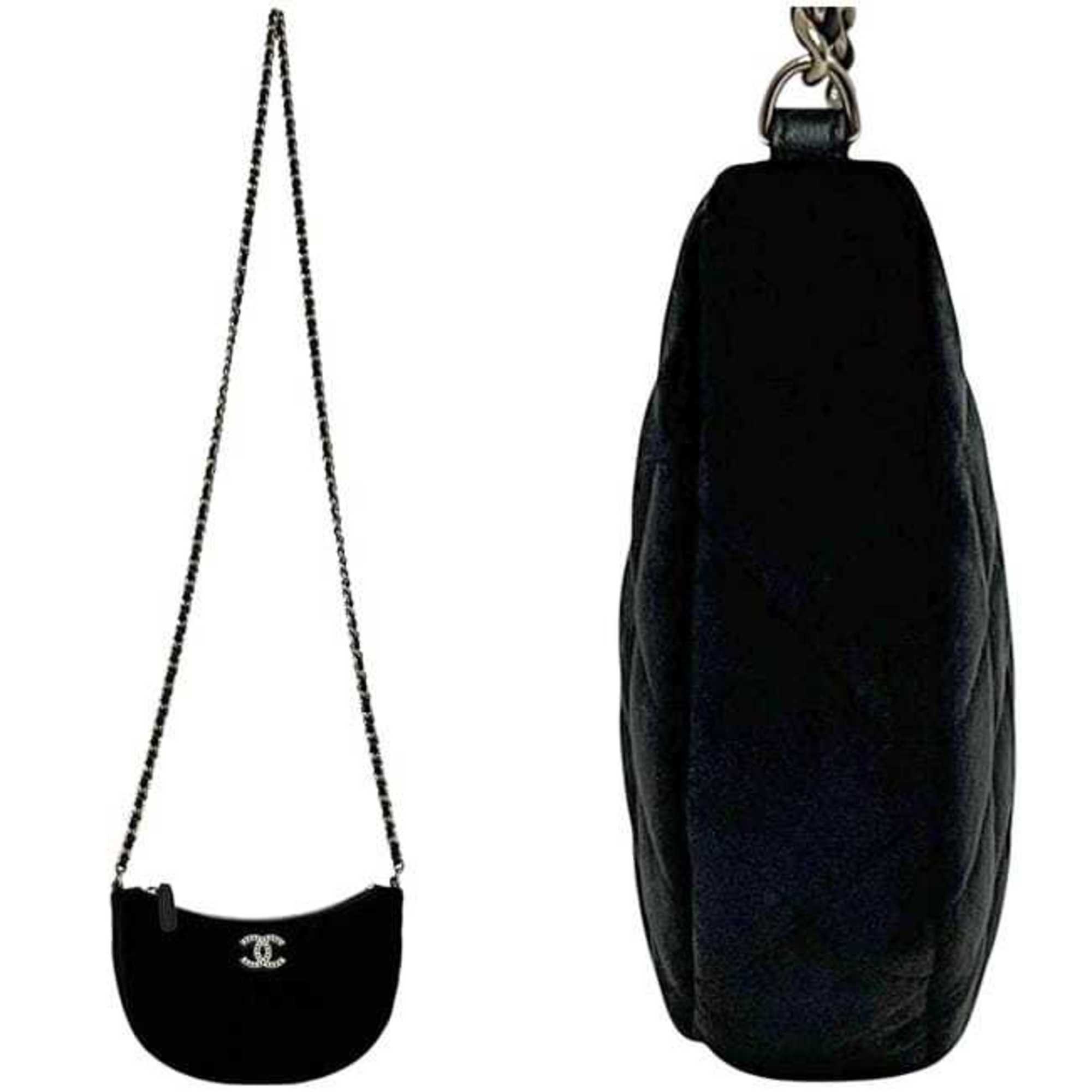 Chanel Black Leather Shoulder Bag (Pre-Owned)
