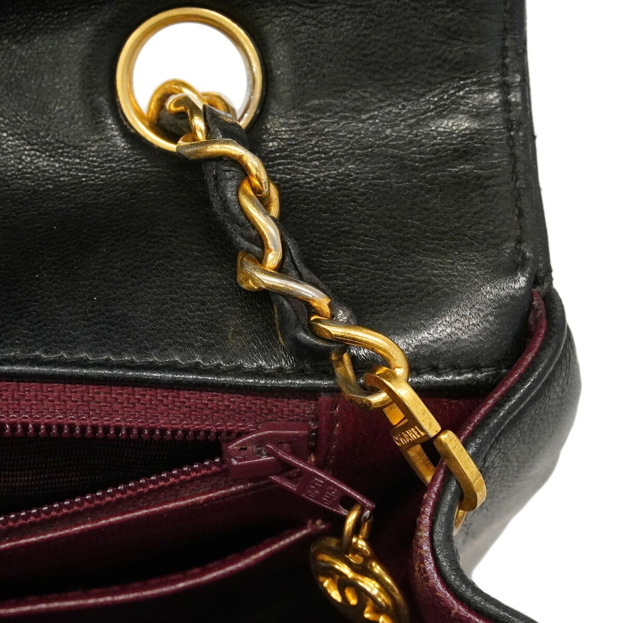 Chanel Black Leather Shoulder Bag (Pre-Owned)
