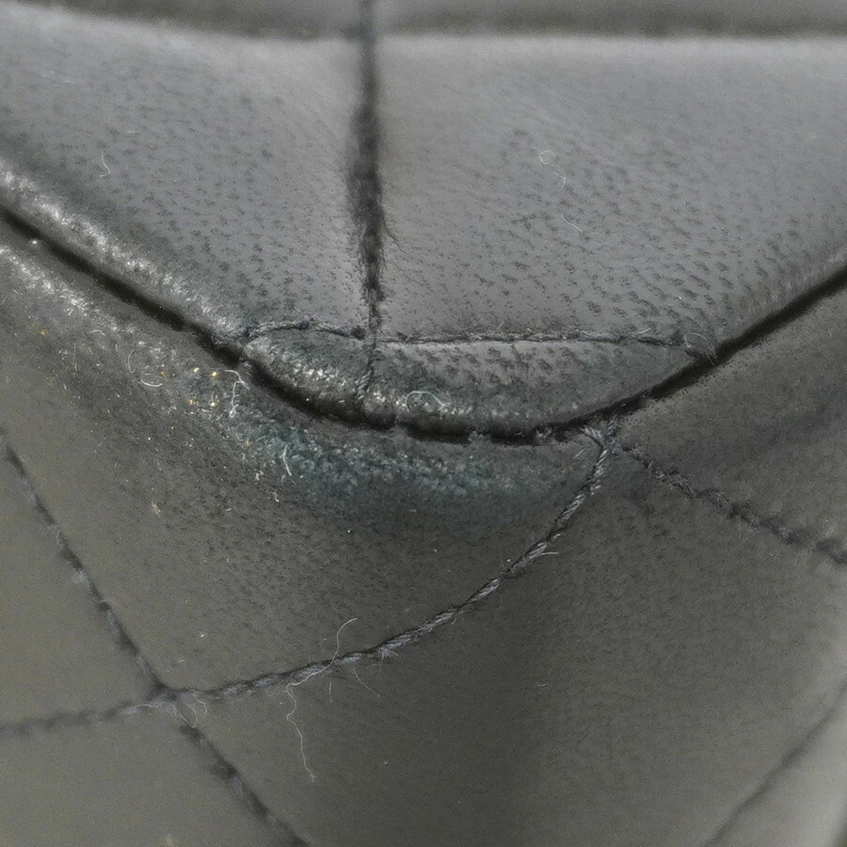 Chanel Black Leather Shoulder Bag (Pre-Owned)