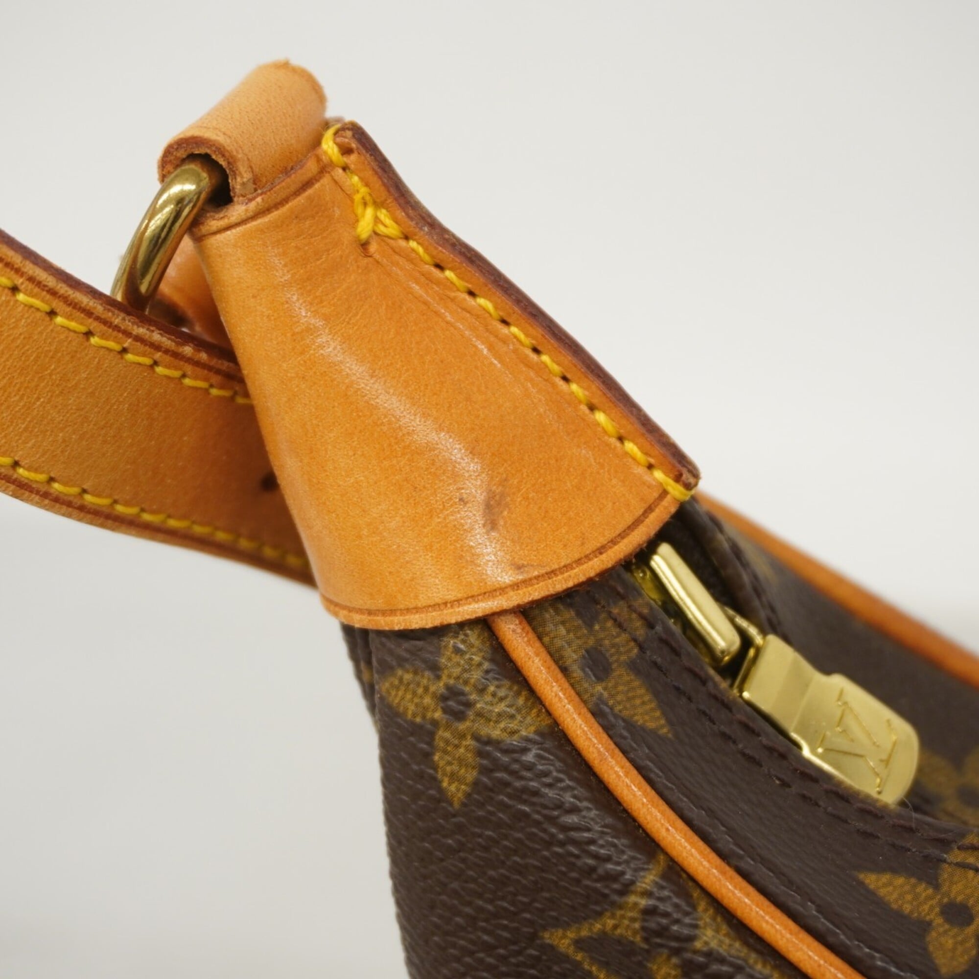 Louis Vuitton Brown Shoulder Bag (Pre-Owned)