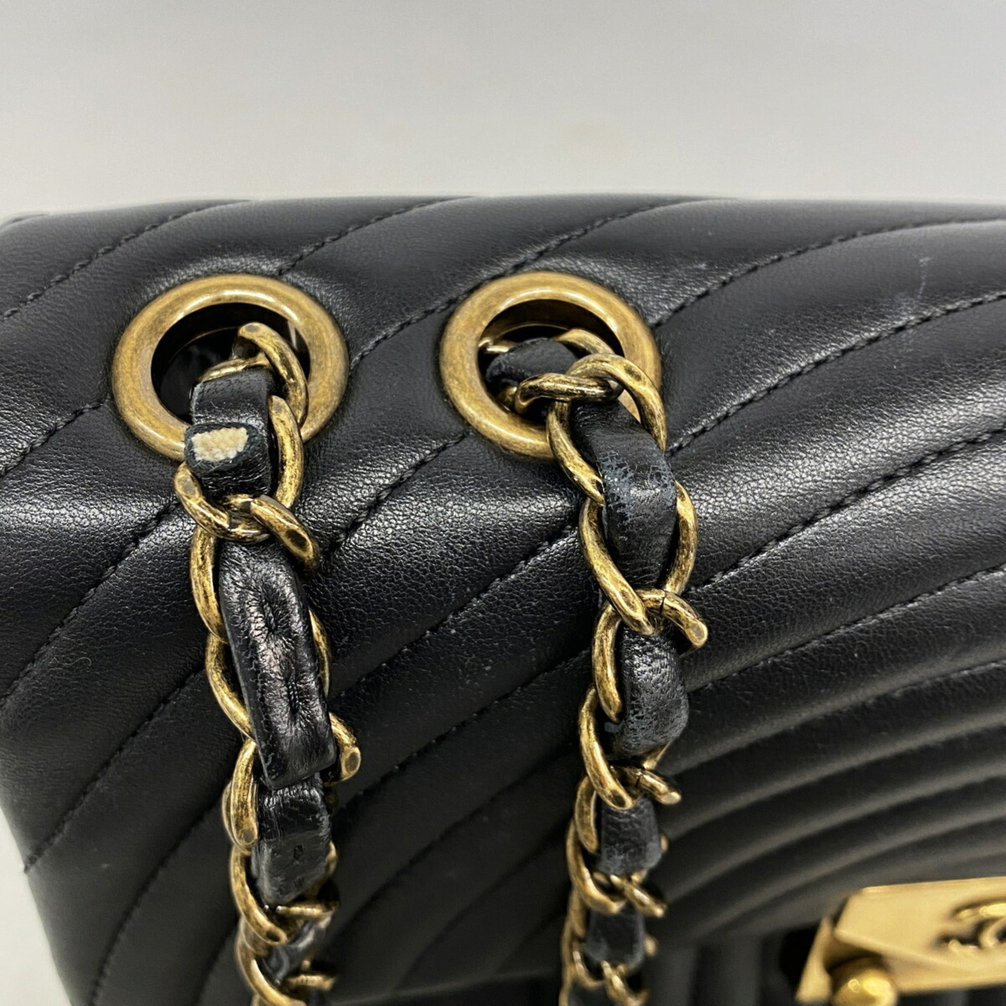 Chanel Black Leather Shoulder Bag (Pre-Owned)