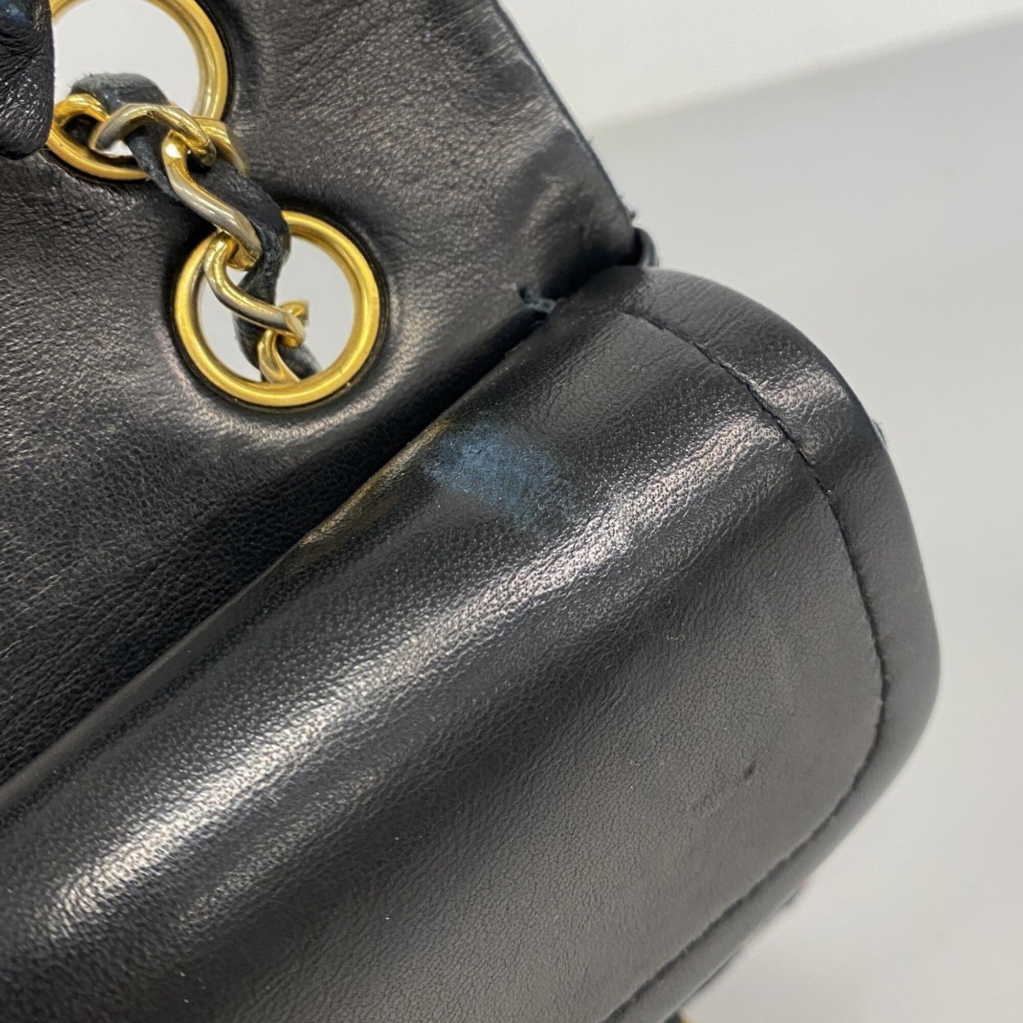 Chanel Black Leather Shoulder Bag (Pre-Owned)