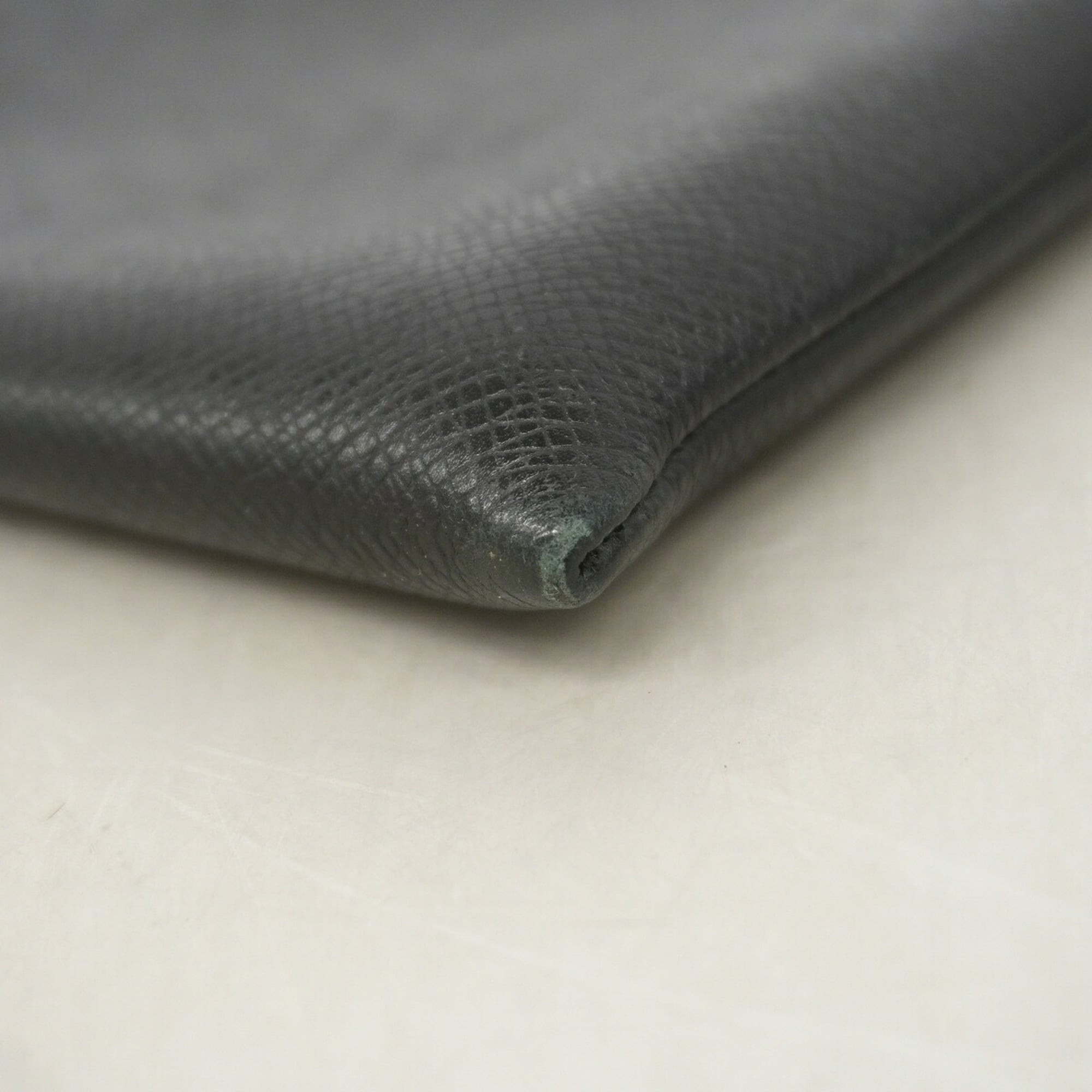 Louis Vuitton Noir Clutch Bag (Pre-Owned)