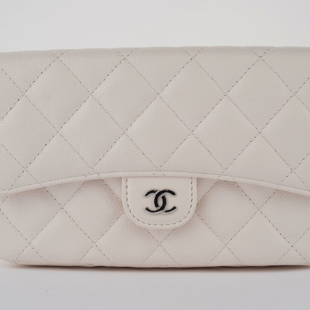 Chanel Matelasse White Caviar Leather Shoulder Bag (Pre-Owned)