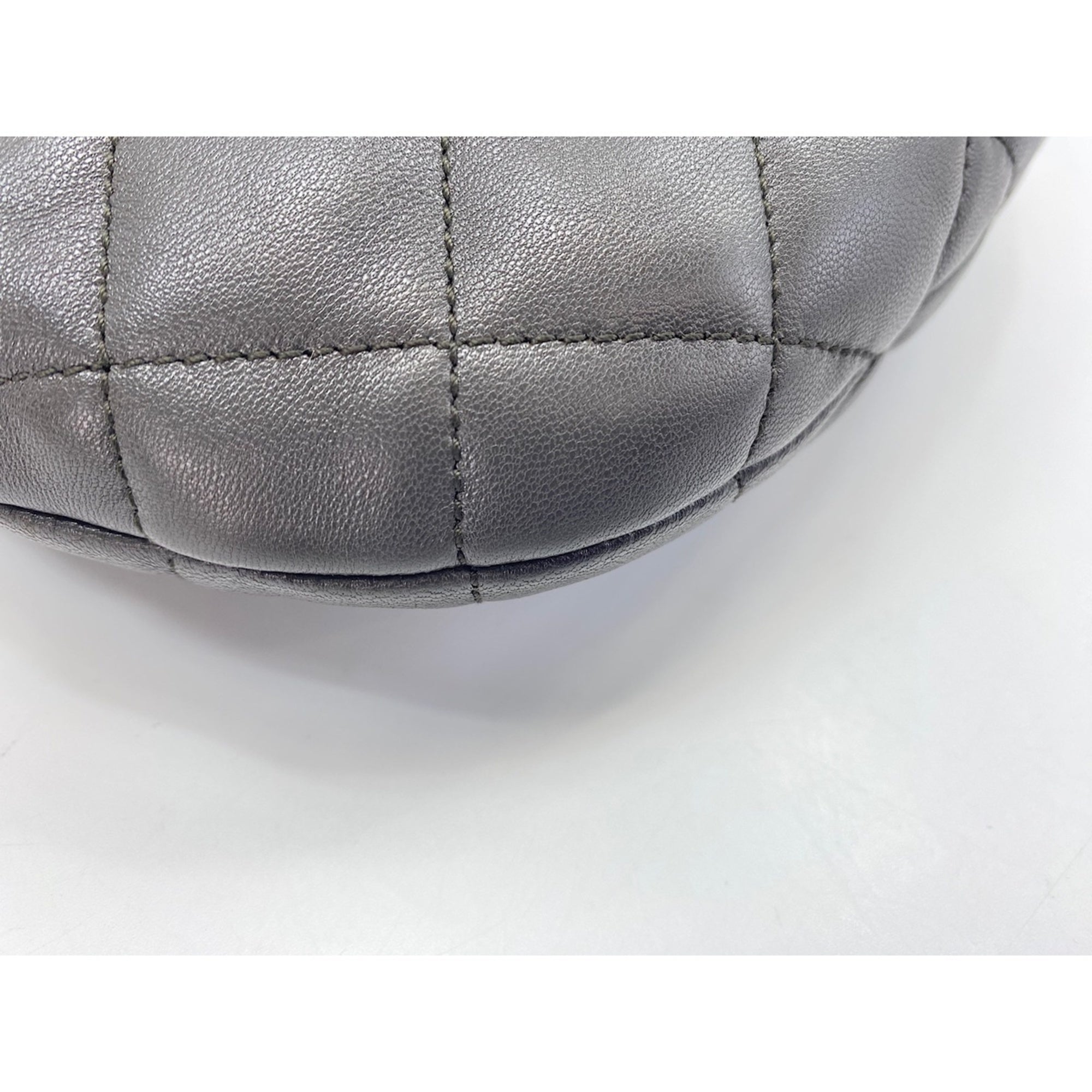 Yves Saint Laurent Gray Leather Handbag (Pre-Owned)