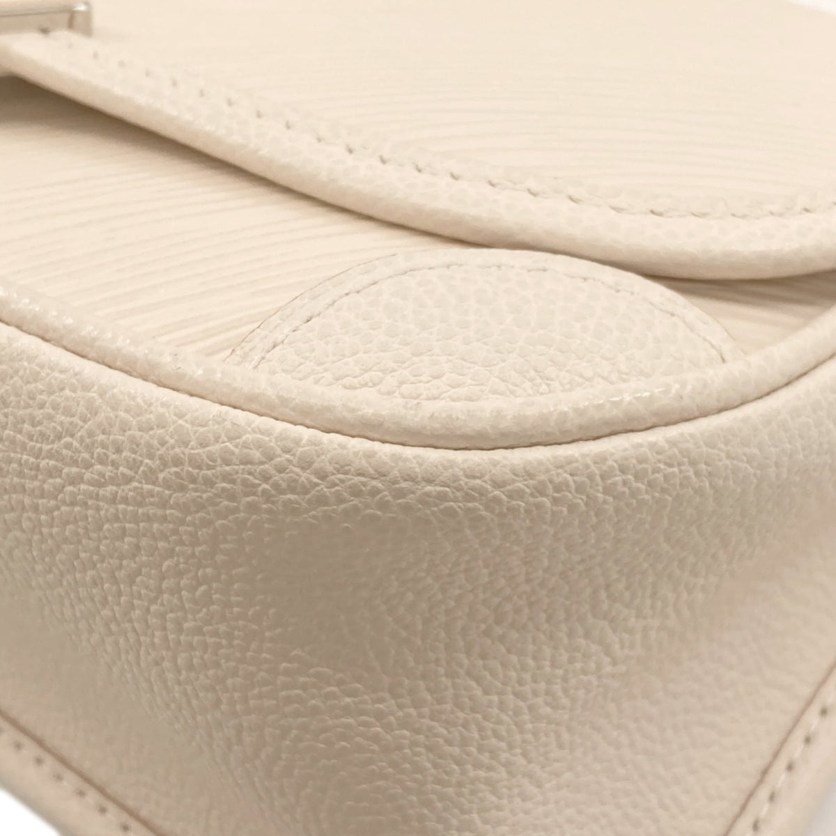 Louis Vuitton Epi White Epi Leather Shoulder Bag (Pre-Owned)