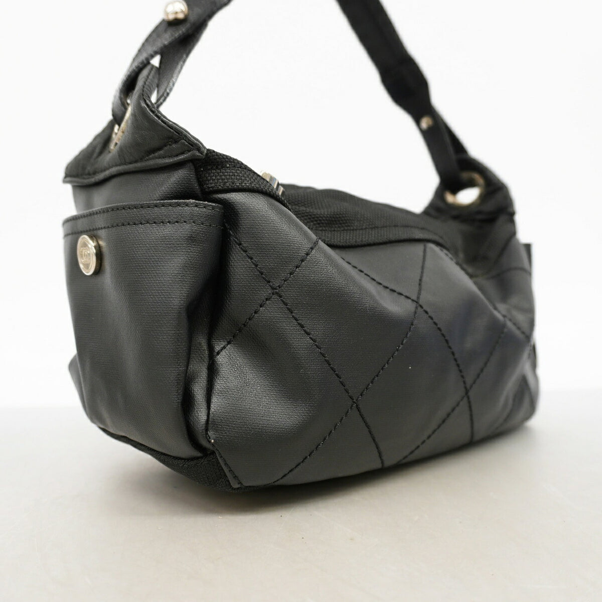 Chanel Black Leather Shoulder Bag (Pre-Owned)