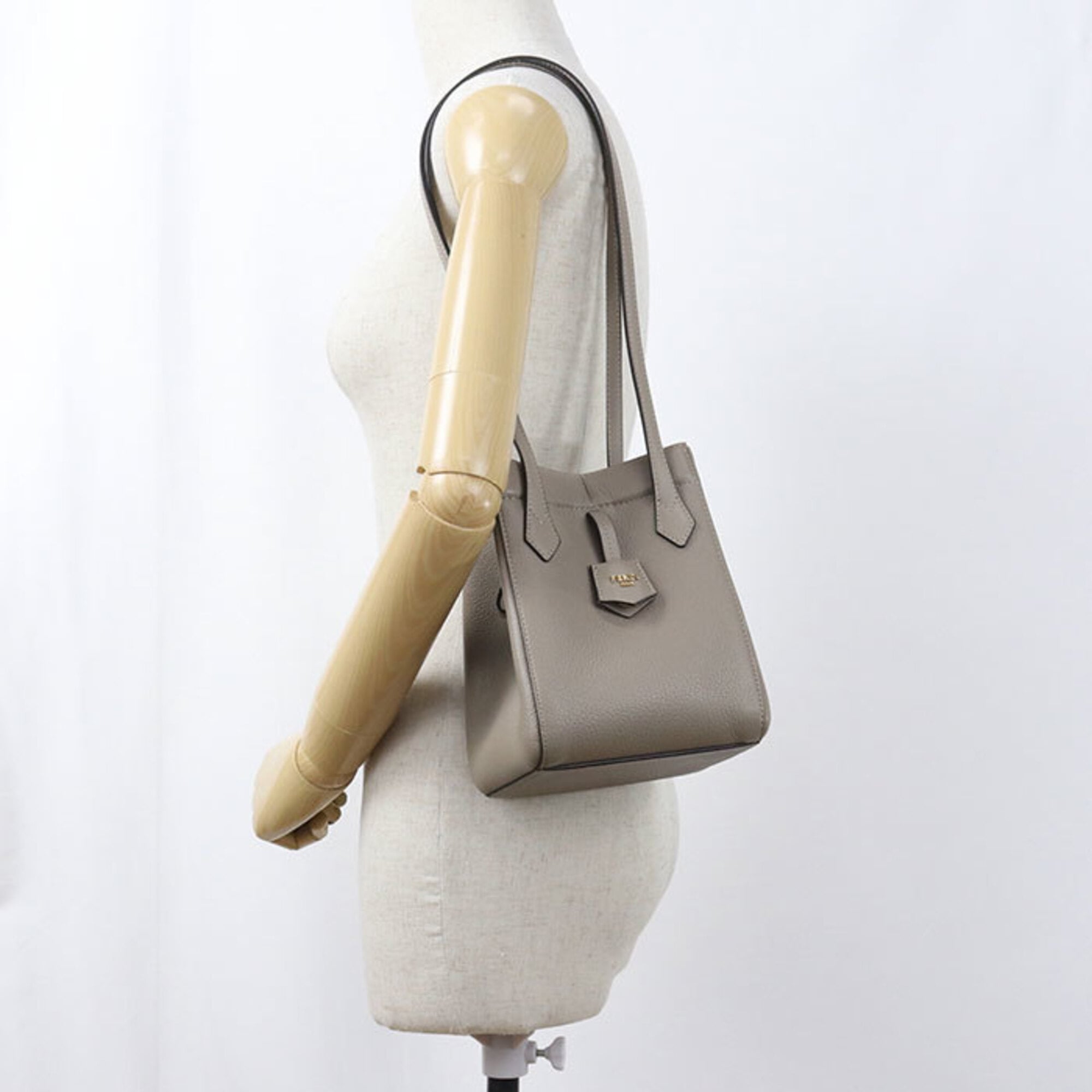 Fendi Gray Leather Shoulder Bag (Pre-Owned)