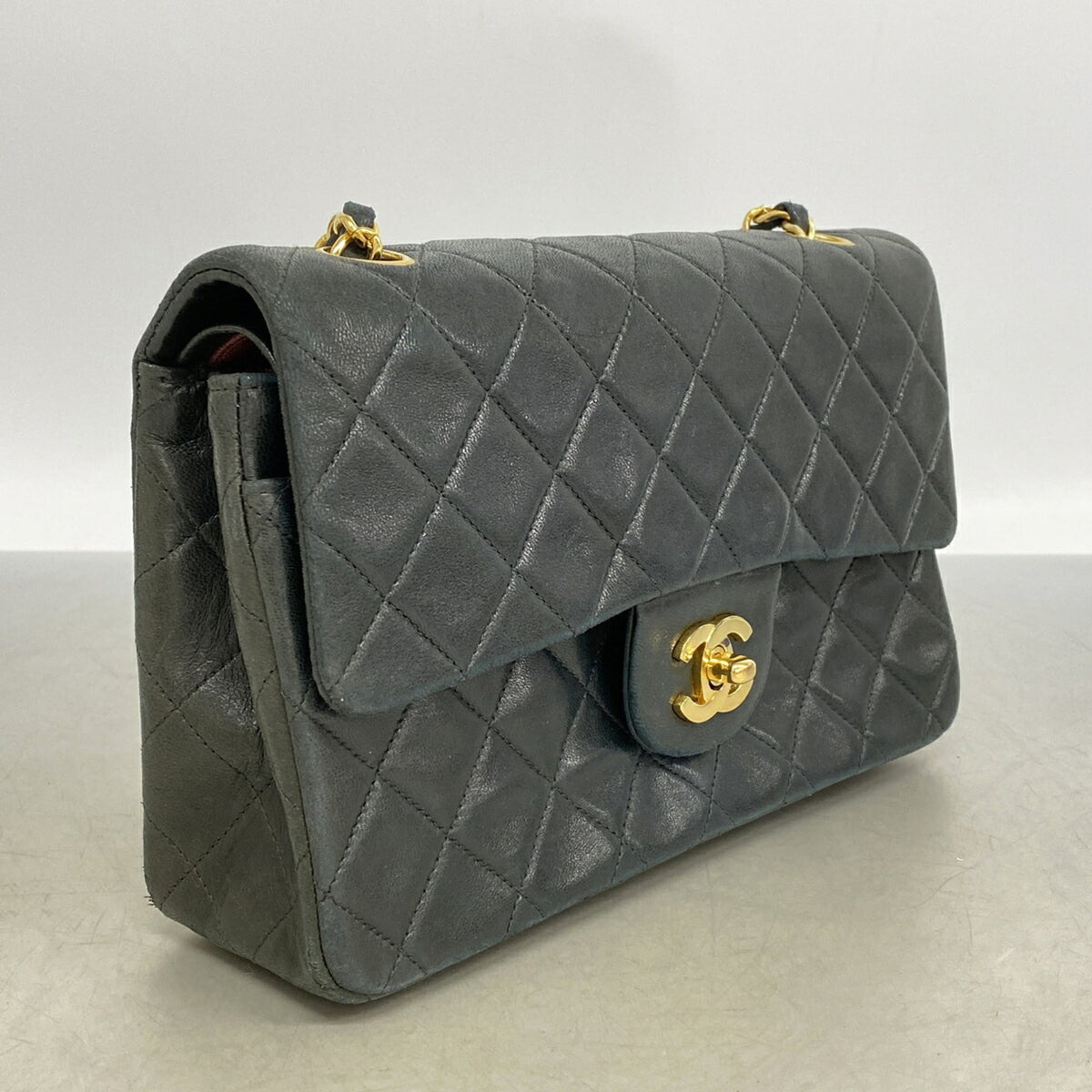 Chanel Black Leather Shoulder Bag (Pre-Owned)