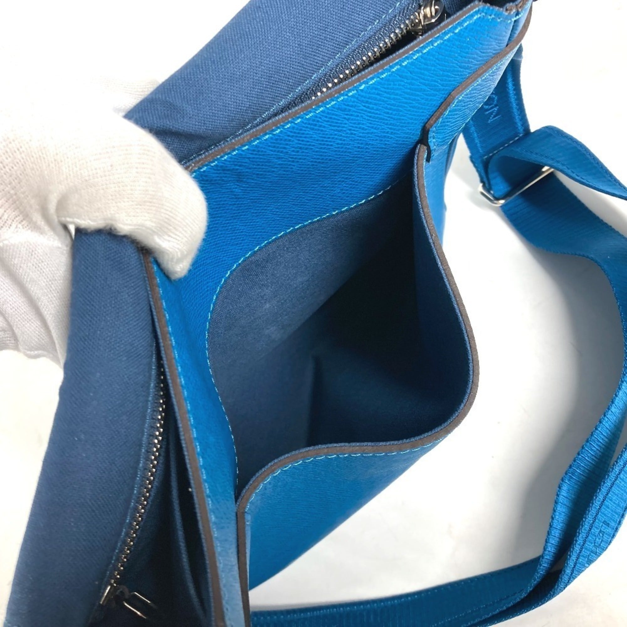Louis Vuitton Blue Taiga Leather Messenger Bag Shoulder Bag (Pre-Owned)