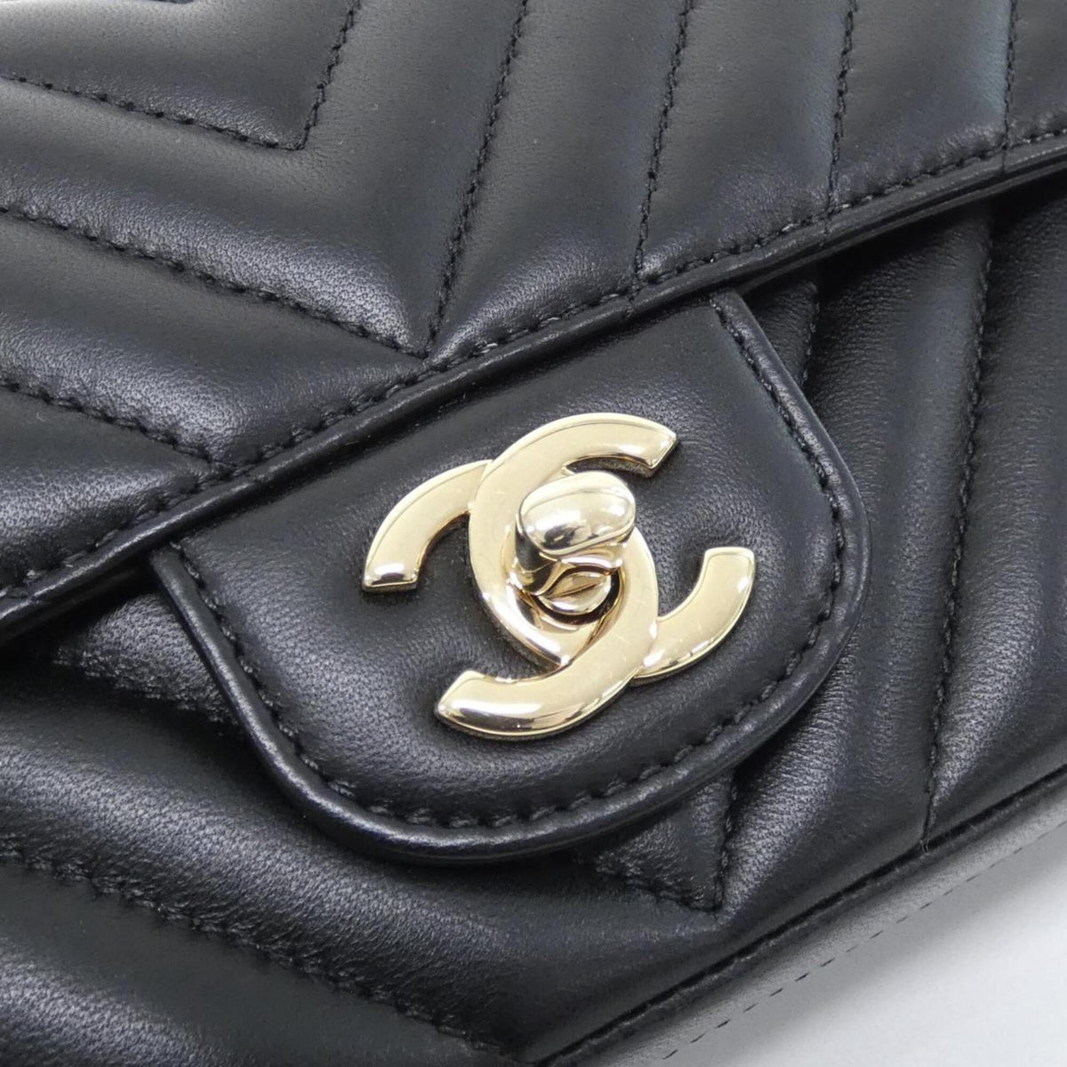 Chanel Black Leather Shoulder Bag (Pre-Owned)