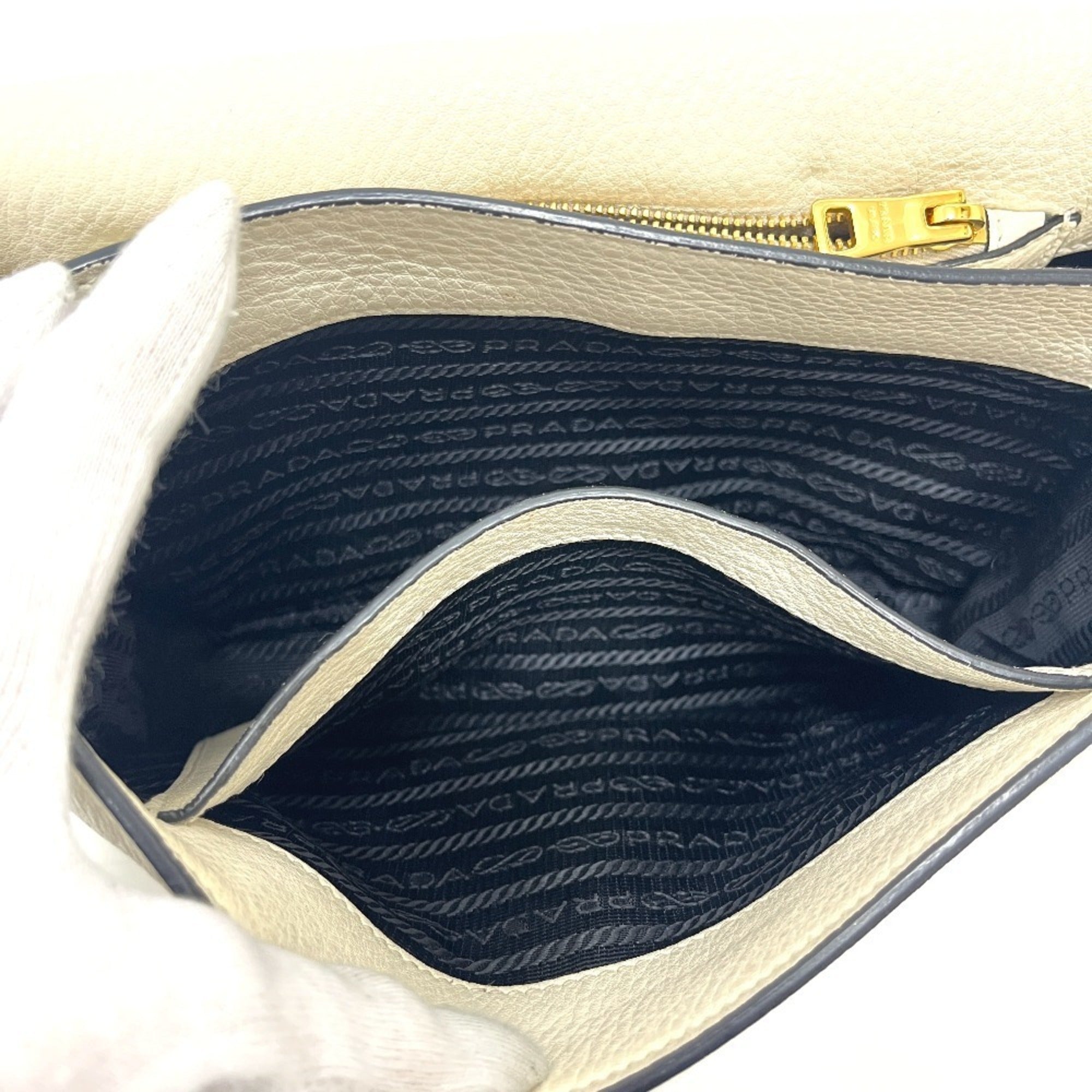 Prada White Leather Handbag Shoulder Bag (Pre-Owned)