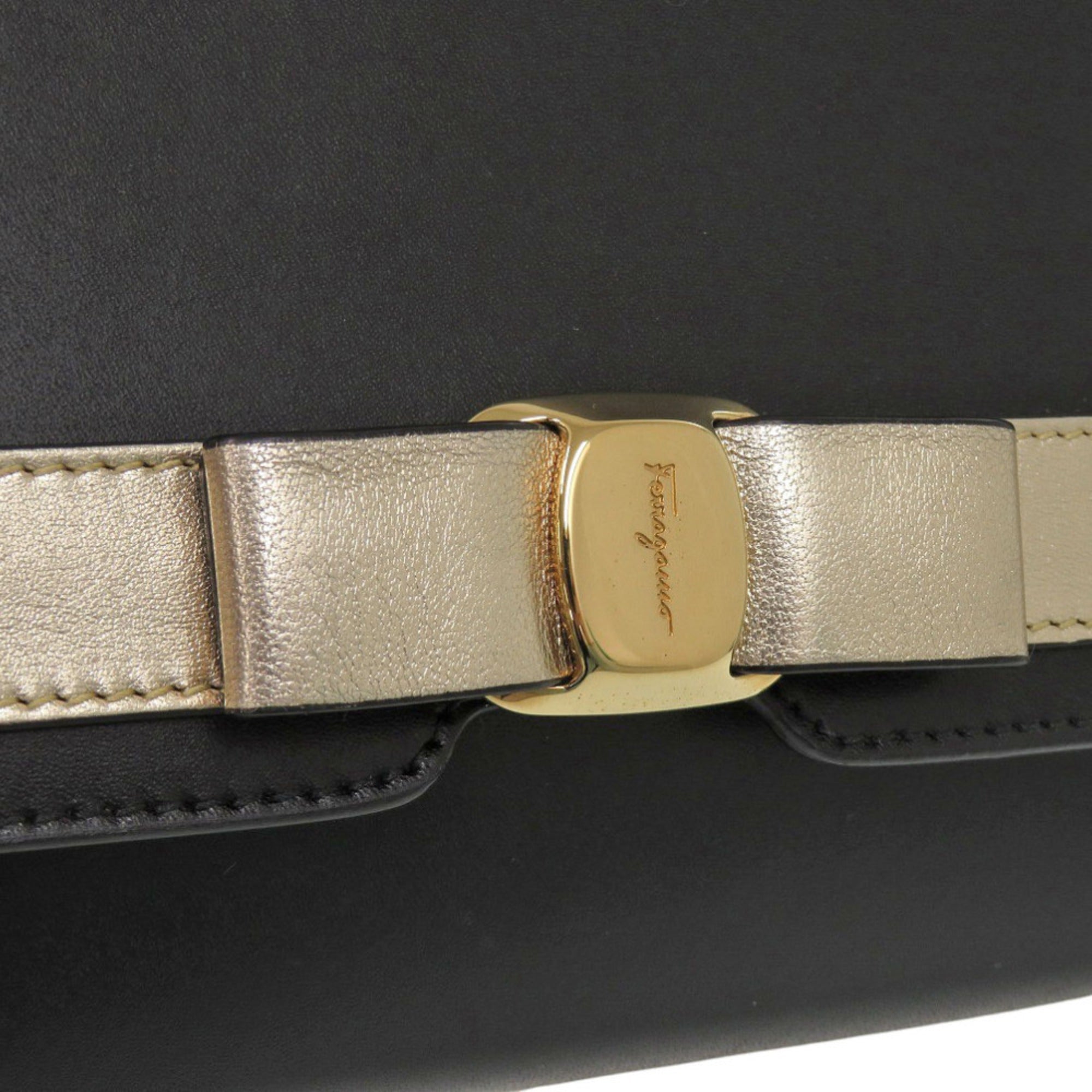 Salvatore Ferragamo Black Leather Shoulder Bag (Pre-Owned)