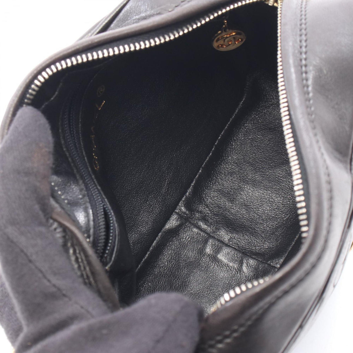 Chanel Black Leather Shoulder Bag (Pre-Owned)
