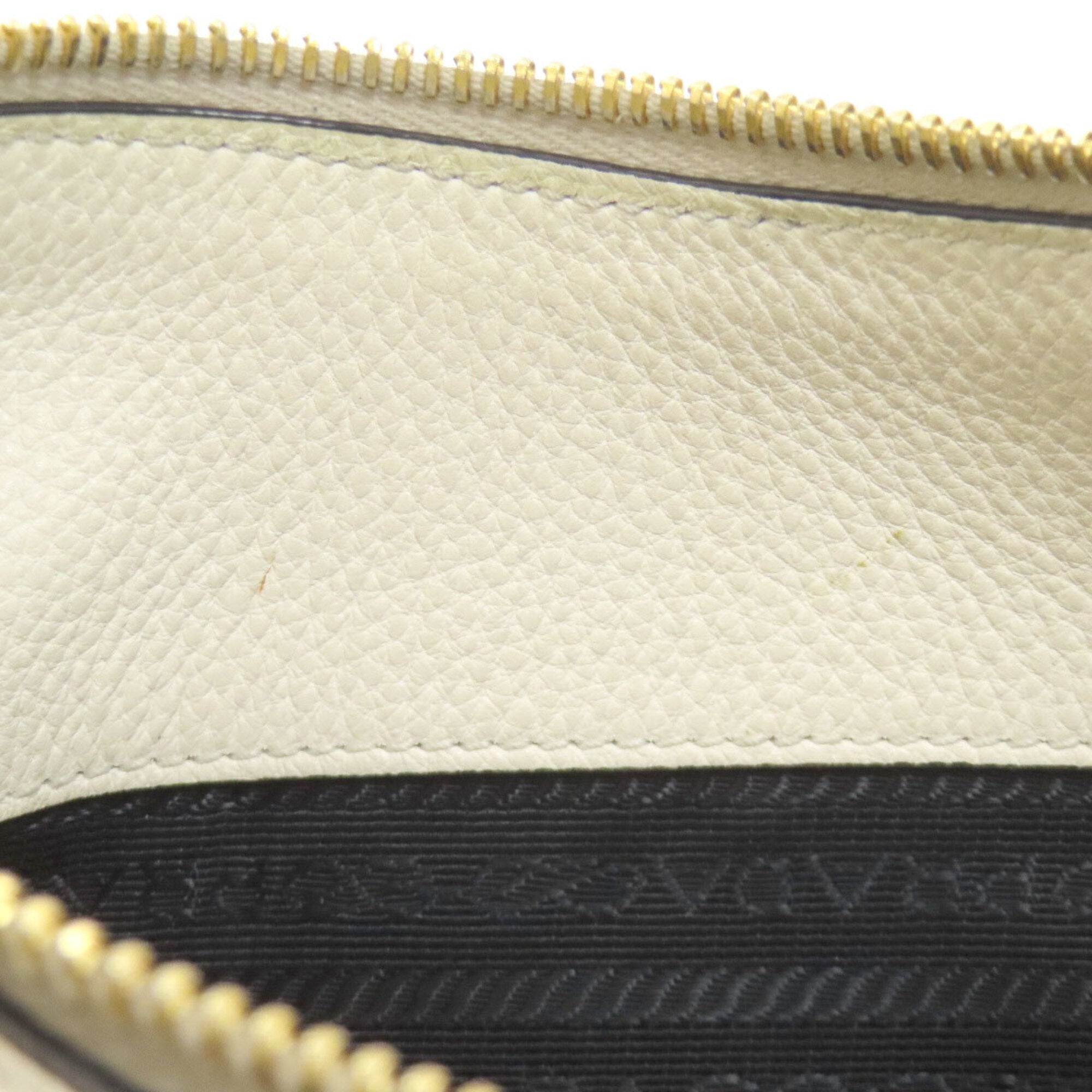 Prada White Leather Shoulder Bag (Pre-Owned)