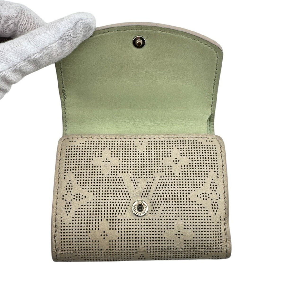 Louis Vuitton Beige Leather Wallet (Tri-Fold) (Pre-Owned)