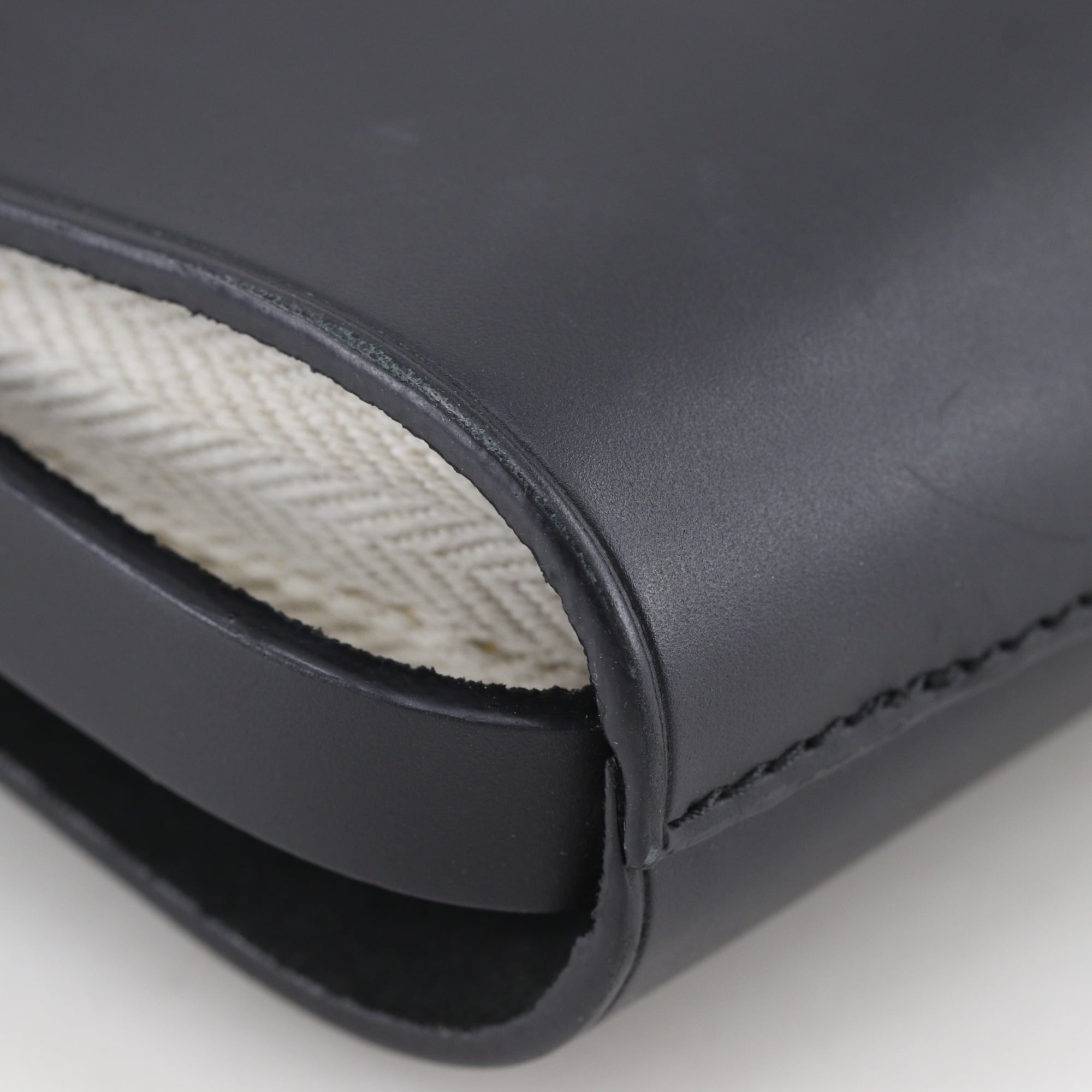 Loewe Black Leather Shoulder Bag (Pre-Owned)