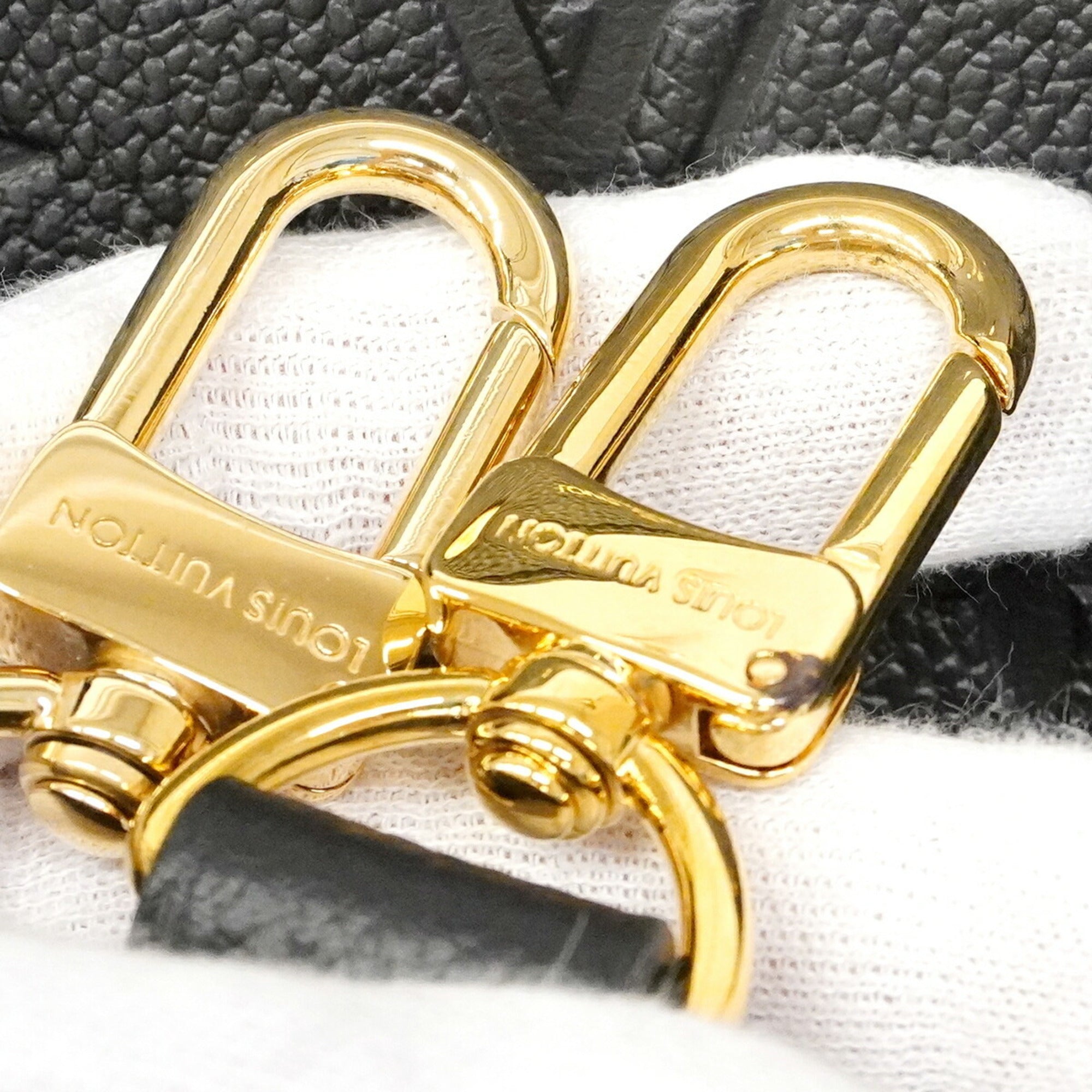 Louis Vuitton Noir Handbag (Pre-Owned)