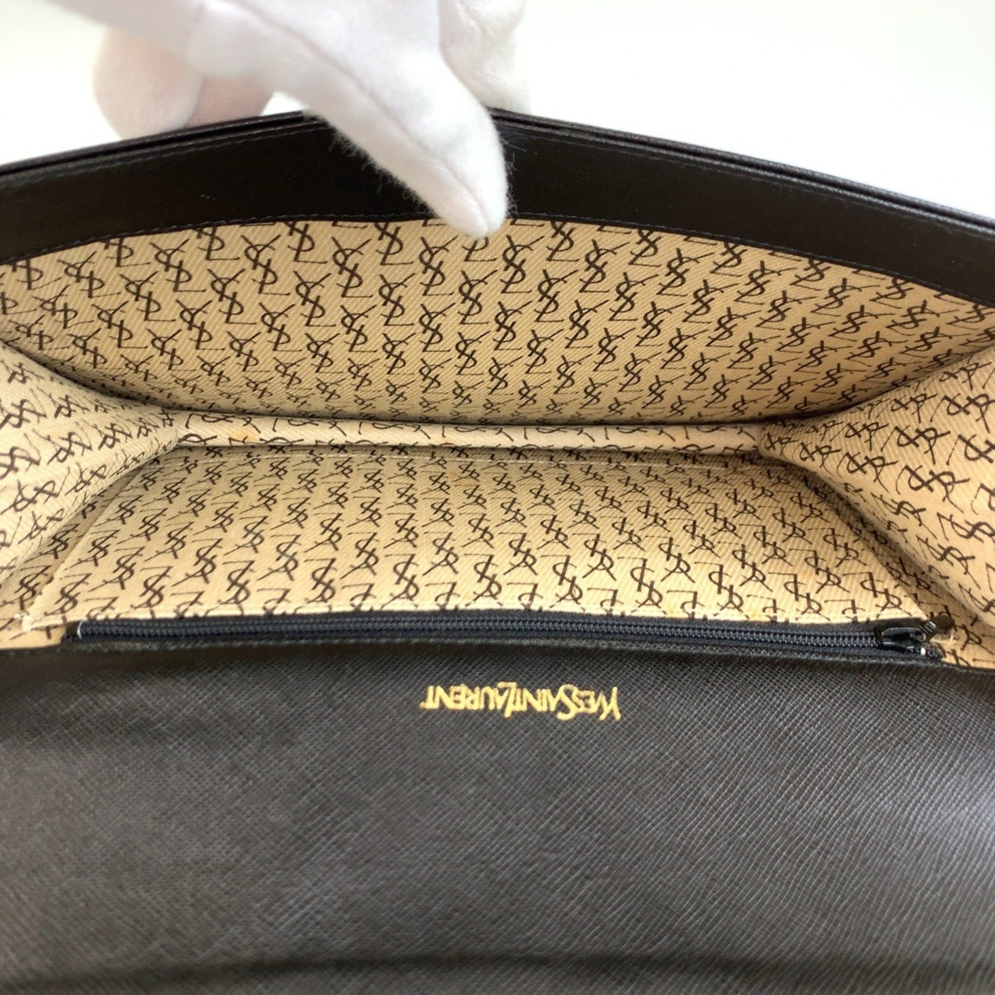 Yves Saint Laurent Black Leather Clutch Bag (Pre-Owned)