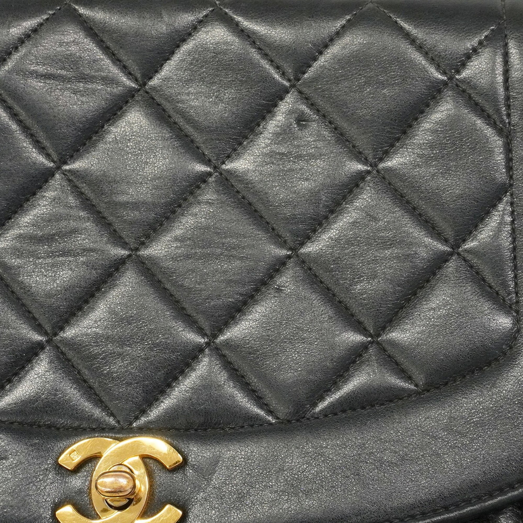 Chanel Black Leather Shoulder Bag (Pre-Owned)