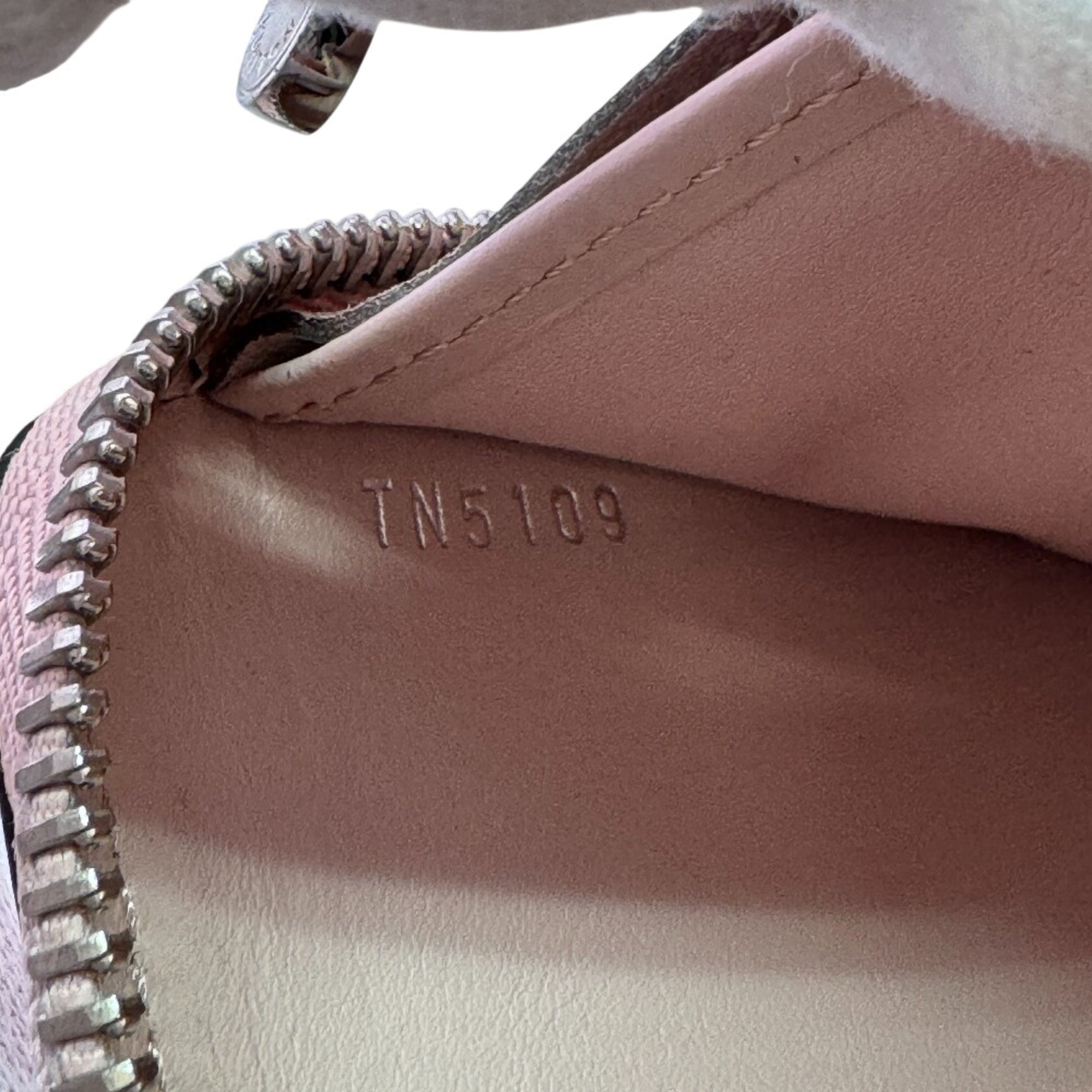 Louis Vuitton Pink Leather (Pre-Owned)