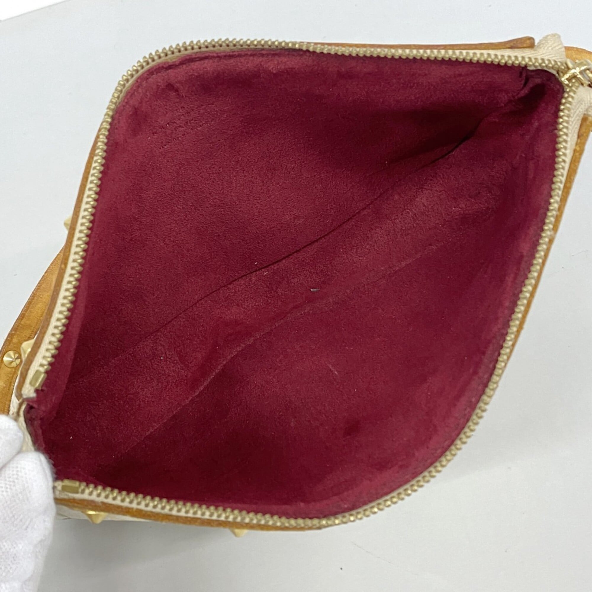 Louis Vuitton Blanc Pouch (Pre-Owned)