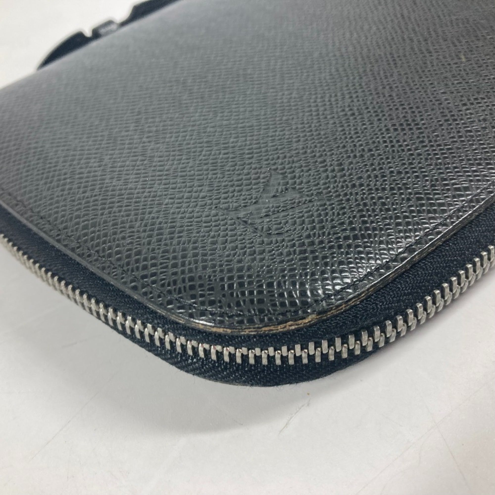 Louis Vuitton Taiga Ardoise Black Taiga Leather Long Wallet (Bi-Fold) (Pre-Owned)