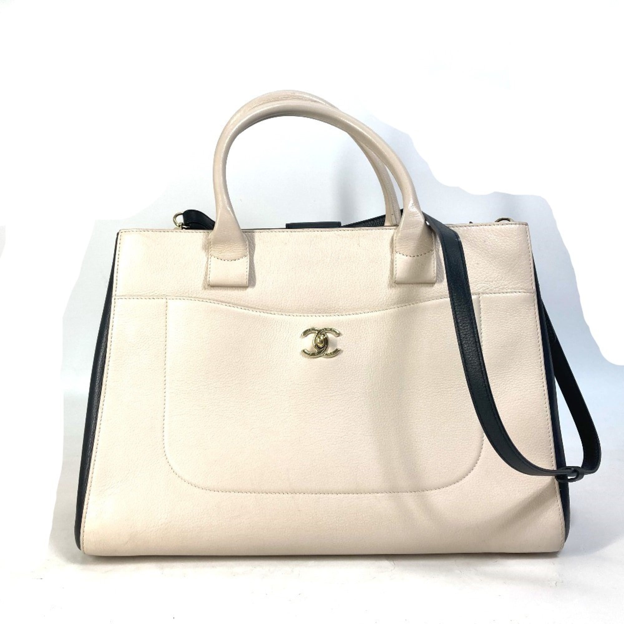 Chanel Beige Leather Handbag (Pre-Owned)