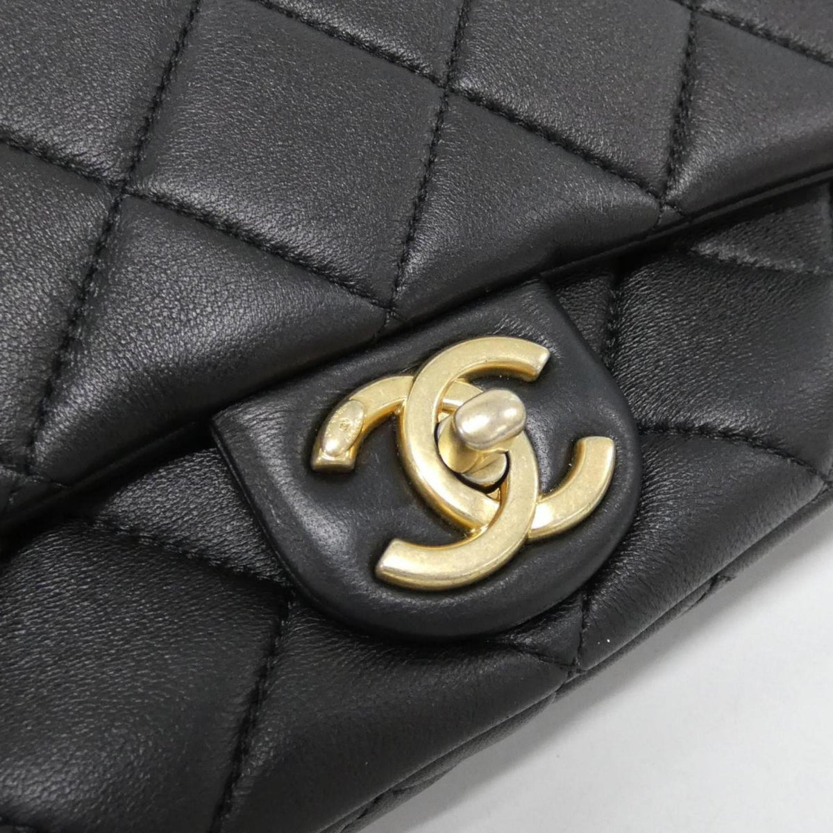 Chanel Black Leather Shoulder Bag (Pre-Owned)