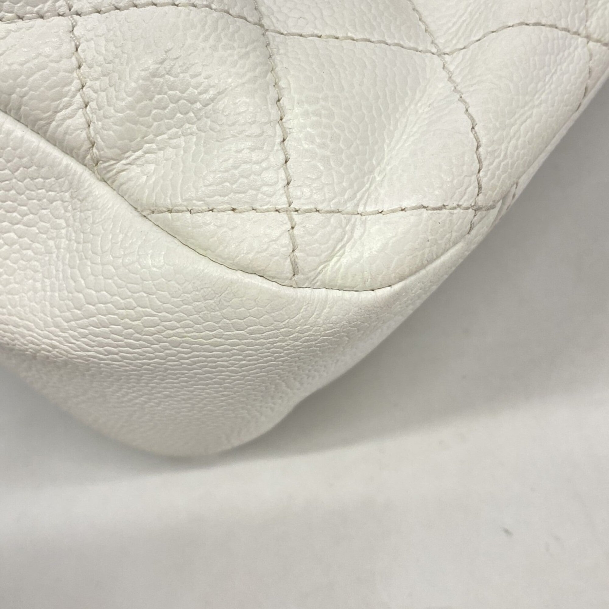 Chanel White Grained Calfskin Shoulder Bag (Pre-Owned)